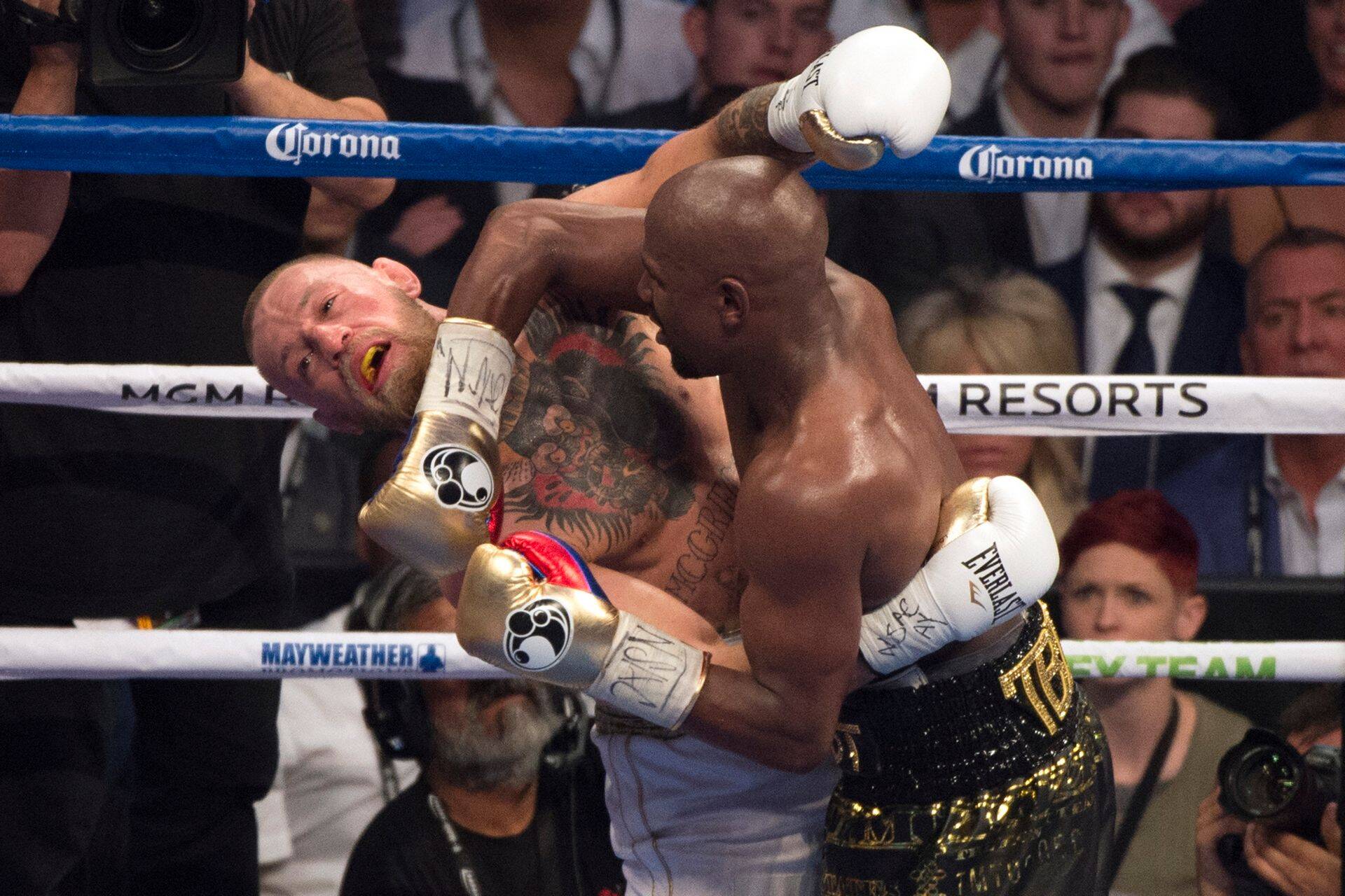 Floyd Mayweather (paremal) ja Conor McGregor (vasakul).