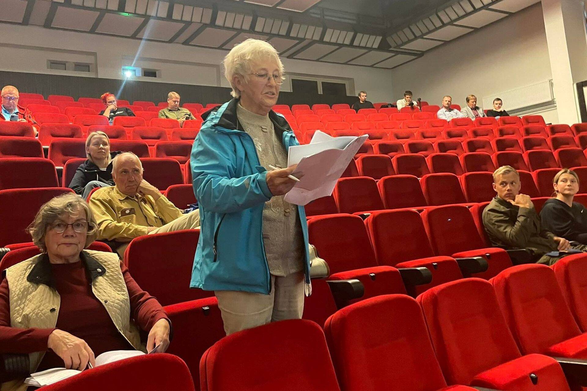Paasi lubjakivikarjääri rajamise vastu olnud kohalikud elanikud pöördusid enda huvide kaitseks kohtusse. Kahes kohtuastmes said nad lüüa, kuid riigikohus otsustas võtta vaidluse enda menetlusse, mis pole haldusasjades tavapärane. Foto on tehtud 2022. aastal Haljala rahvamajas toimunud avalik arutelul, kus teiste seas esitas enda vastuargumendid ka Haljala endine perearst Koidu Saamot.