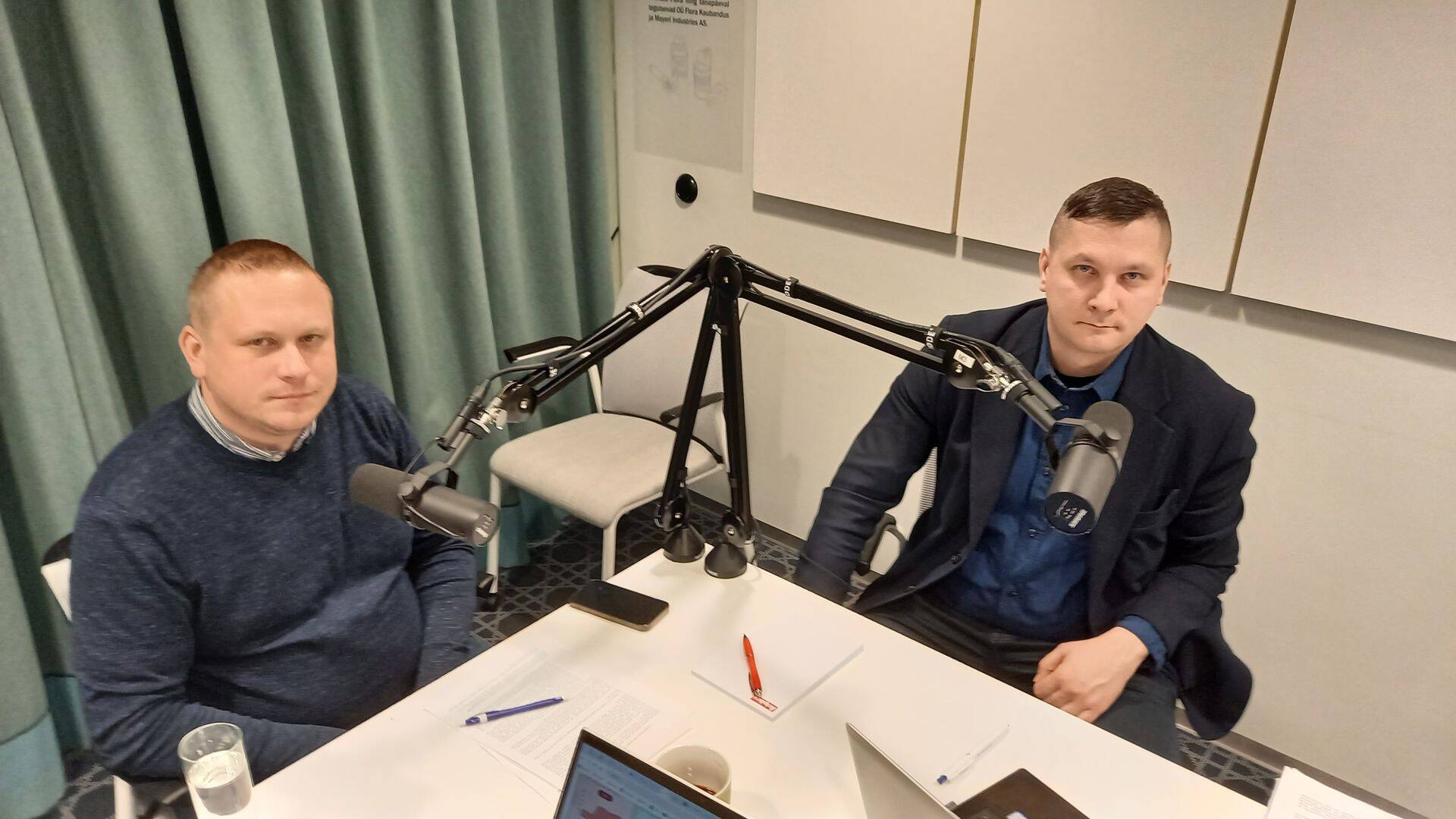 Kersten Kattai ja Herkki Kitsing "Logistikauudised eetris" raadiosaate salvestusel.