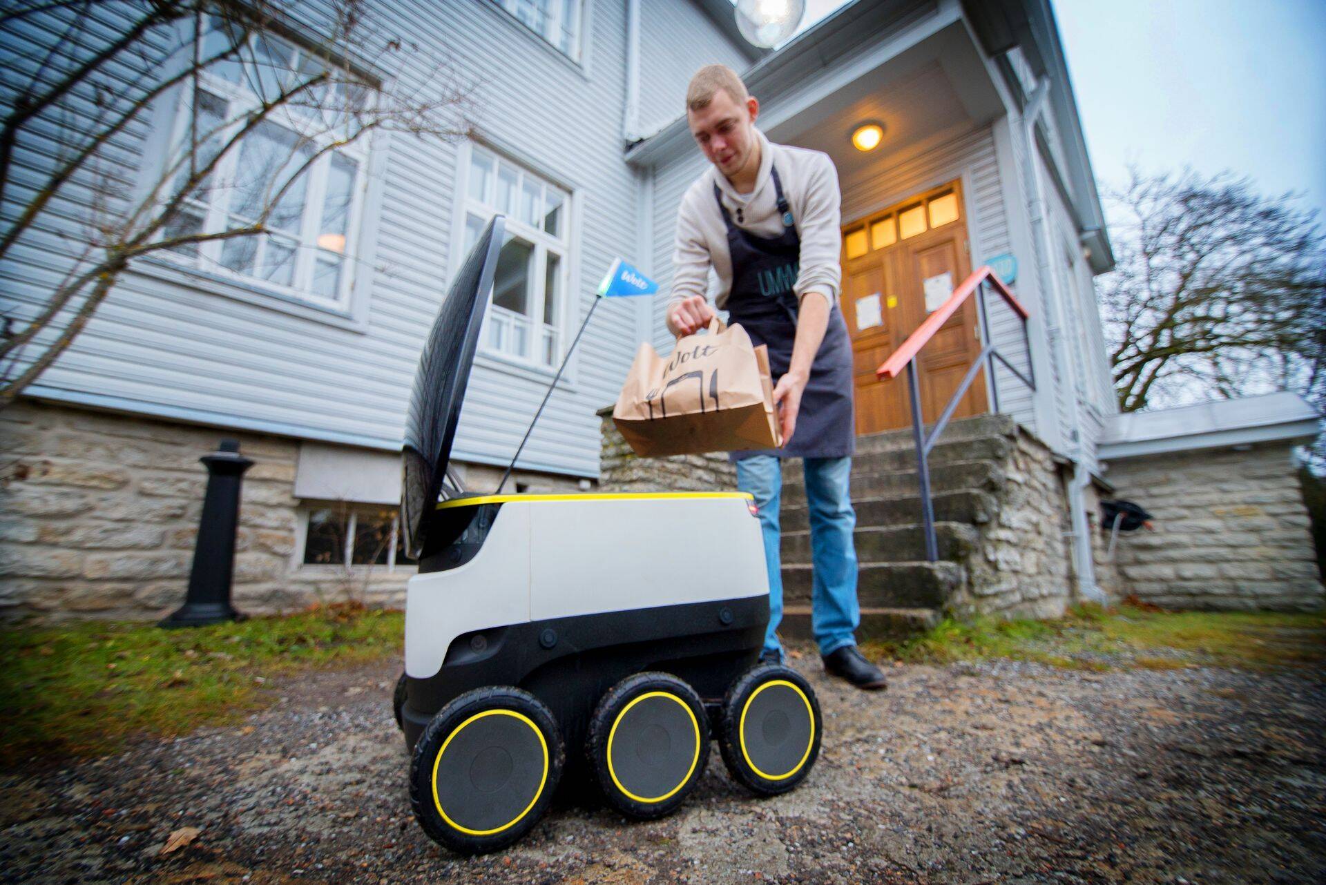 Katsetus Eestis: restorani Umami töötaja asetab lõheroa Starshipi roboti konteinerisse.