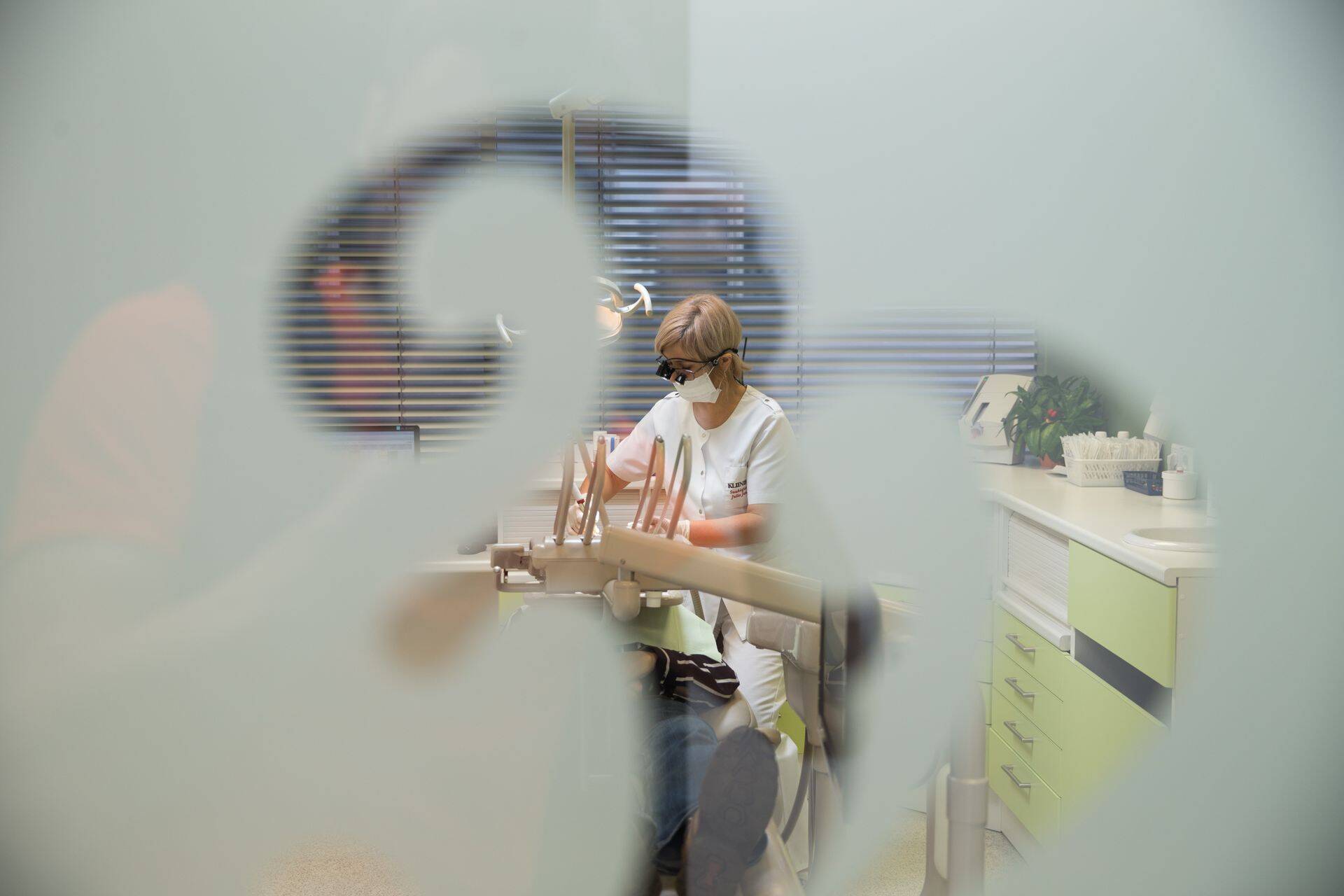 Kait Karu, kes on ka Proimplanti üks osanikest, rääkis Äripäeva raadio reedeses hommikuprogrammis, et täheldas küll 2023. aasta teises pooles hambaravikirurgias tööde vähenemist, kuid läheb 2024. aastal edasi kasvumõtetega, otsides hoogu ortodontiast.