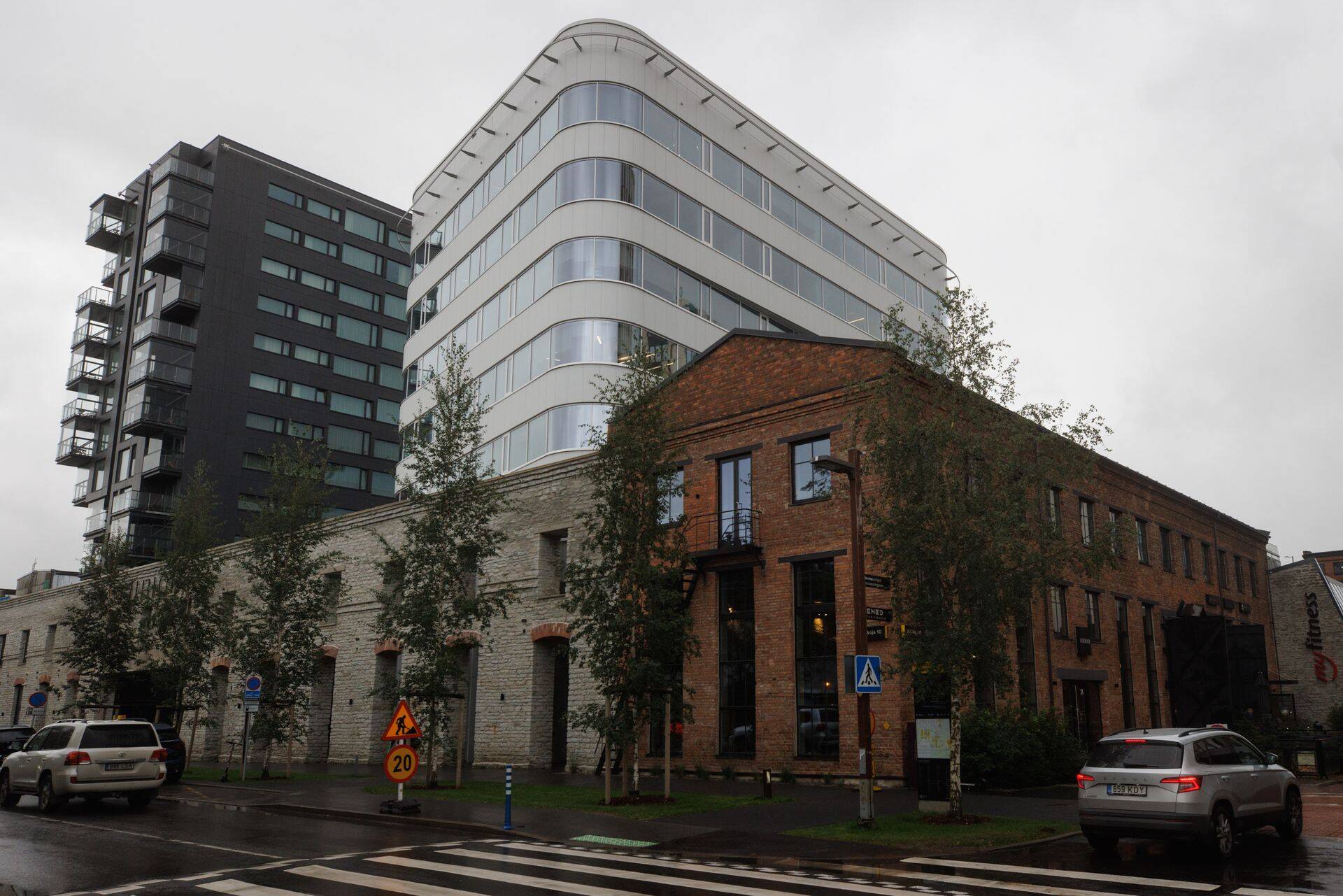 Tallinnas Ülemiste Citys on Eurora Solutions hõivanud mitu korrust, kuid on juunist alates hakanud võlgu jääma. Kontor on endiselt ettevõtte käes ja üürilepingut ei ole veel lõpetatud.