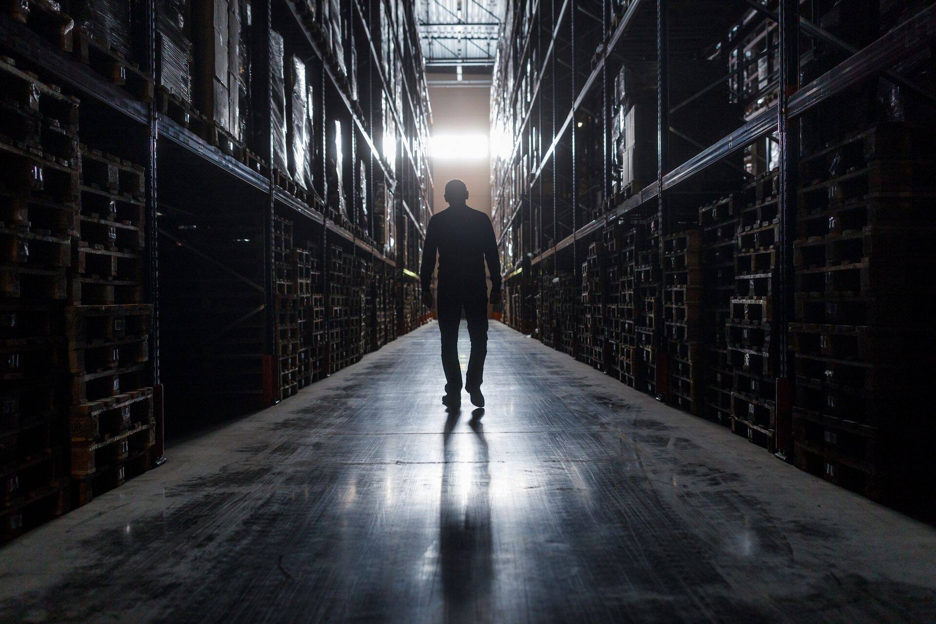 Logistikakeskuse tegevjuht Andrei Avdejenko kõnnib laeni ulatuvate riiulite vahel.