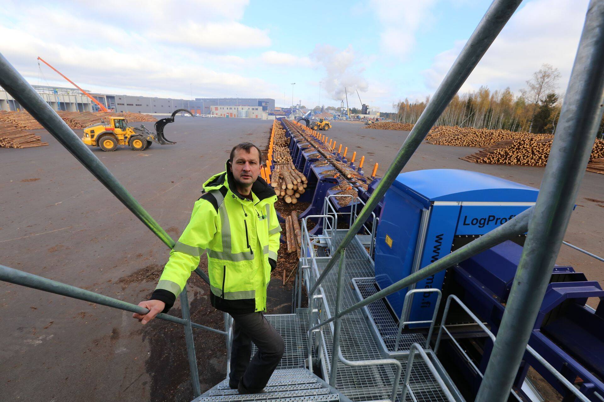 ASi Toftan tegevjuht Martin Arula uue saeveski sorteerimisliini juures, taamal kolmemeetrist peenpalki töötlev tootmishoone.