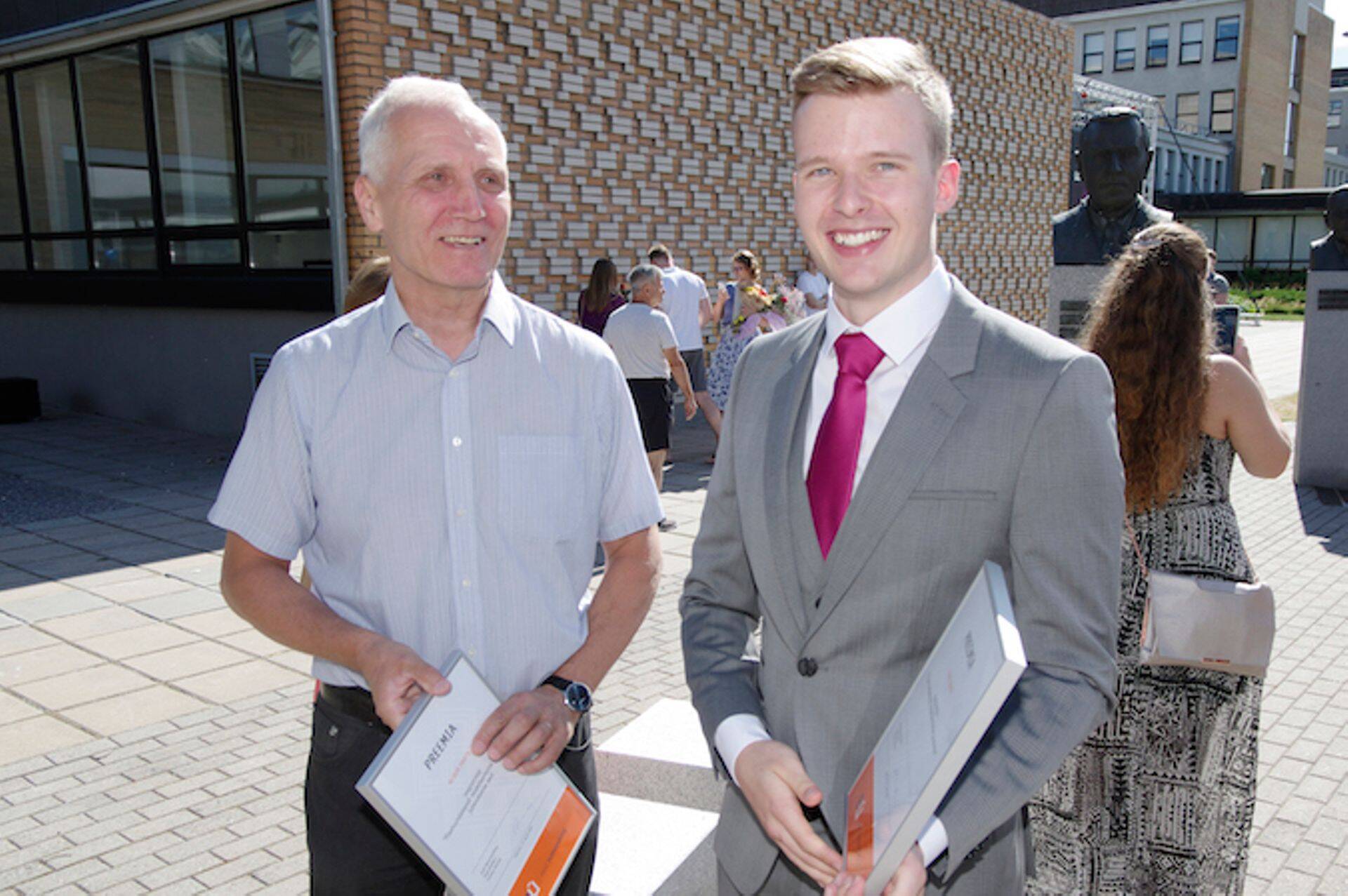 2021. aasta üliõpilastööde võistluse võitja Erik Teder juhendaja Aldur Partsiga.