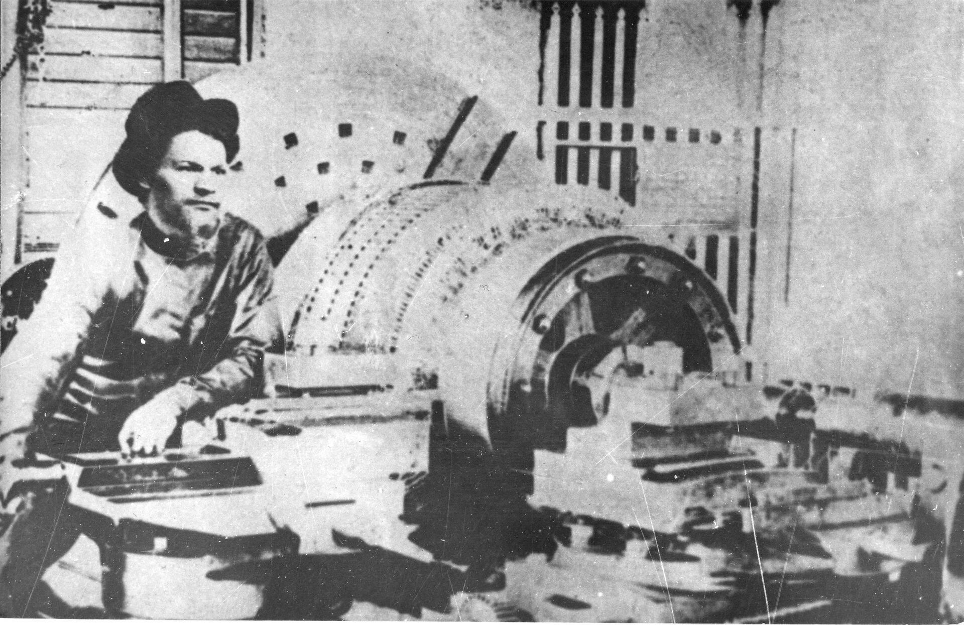 В 1902-1903 г. в железнодорожных мастерских работает М. И. Калинин