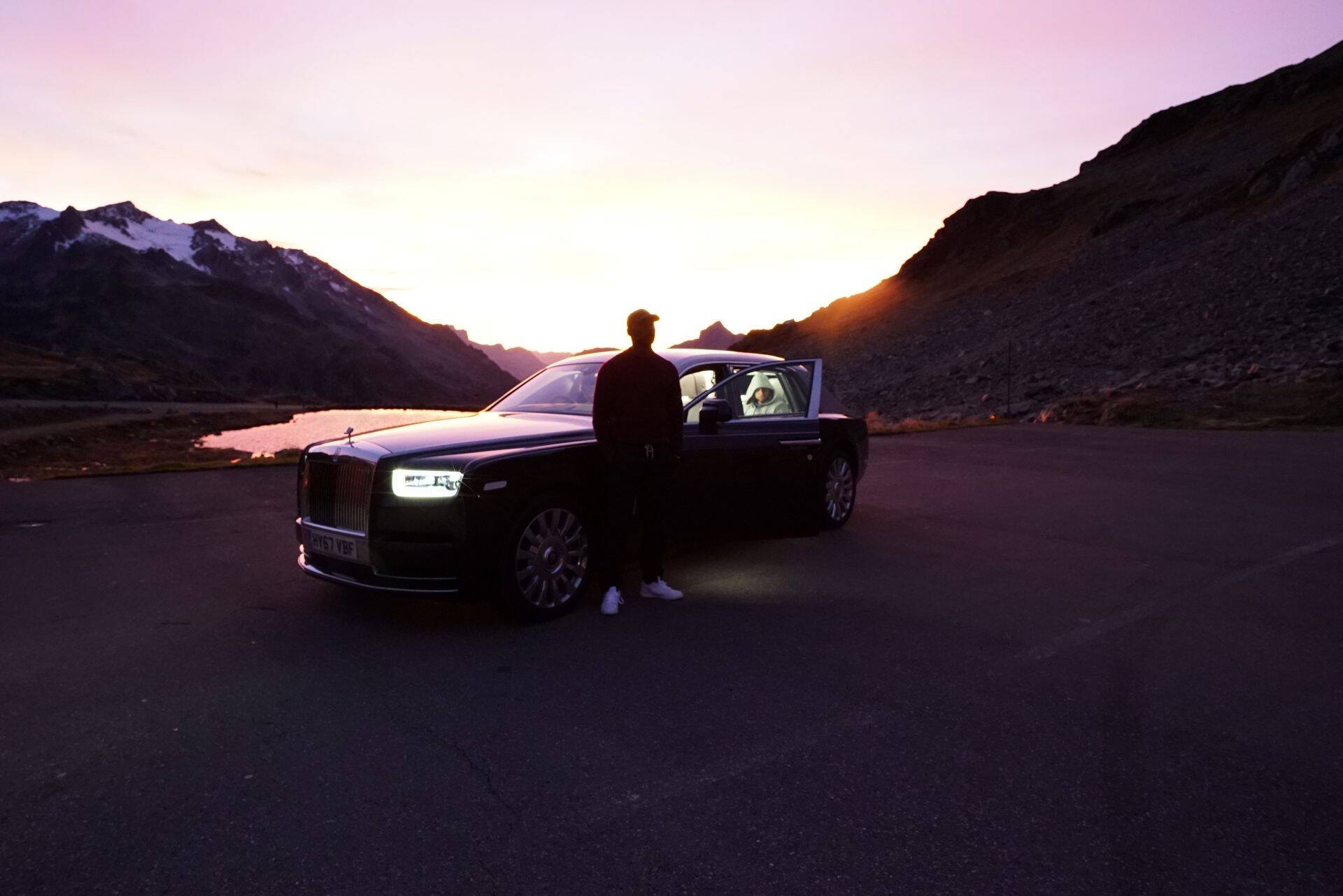 Räppar Skepta, kes tegi oma Rolls-Royce'st ratastel muusikastuudio.