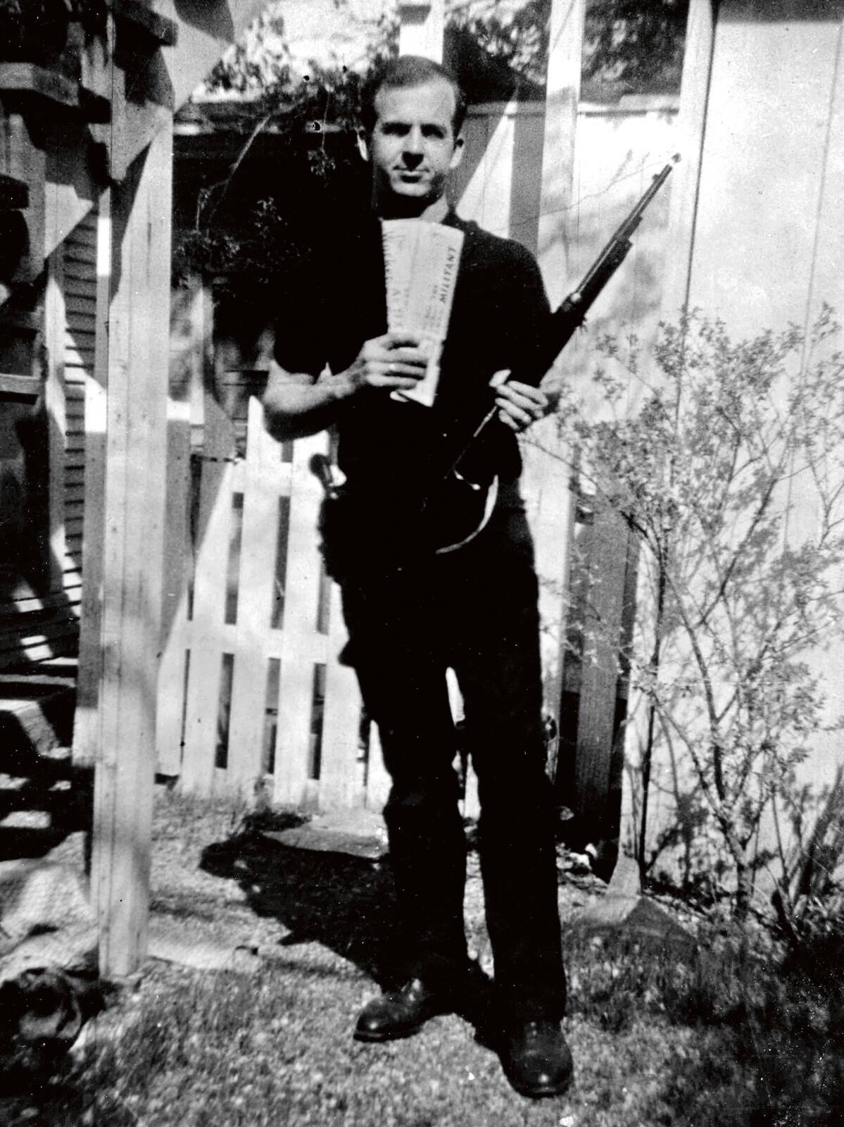 Lee Harvey Oswald oma kodu tagaõues.