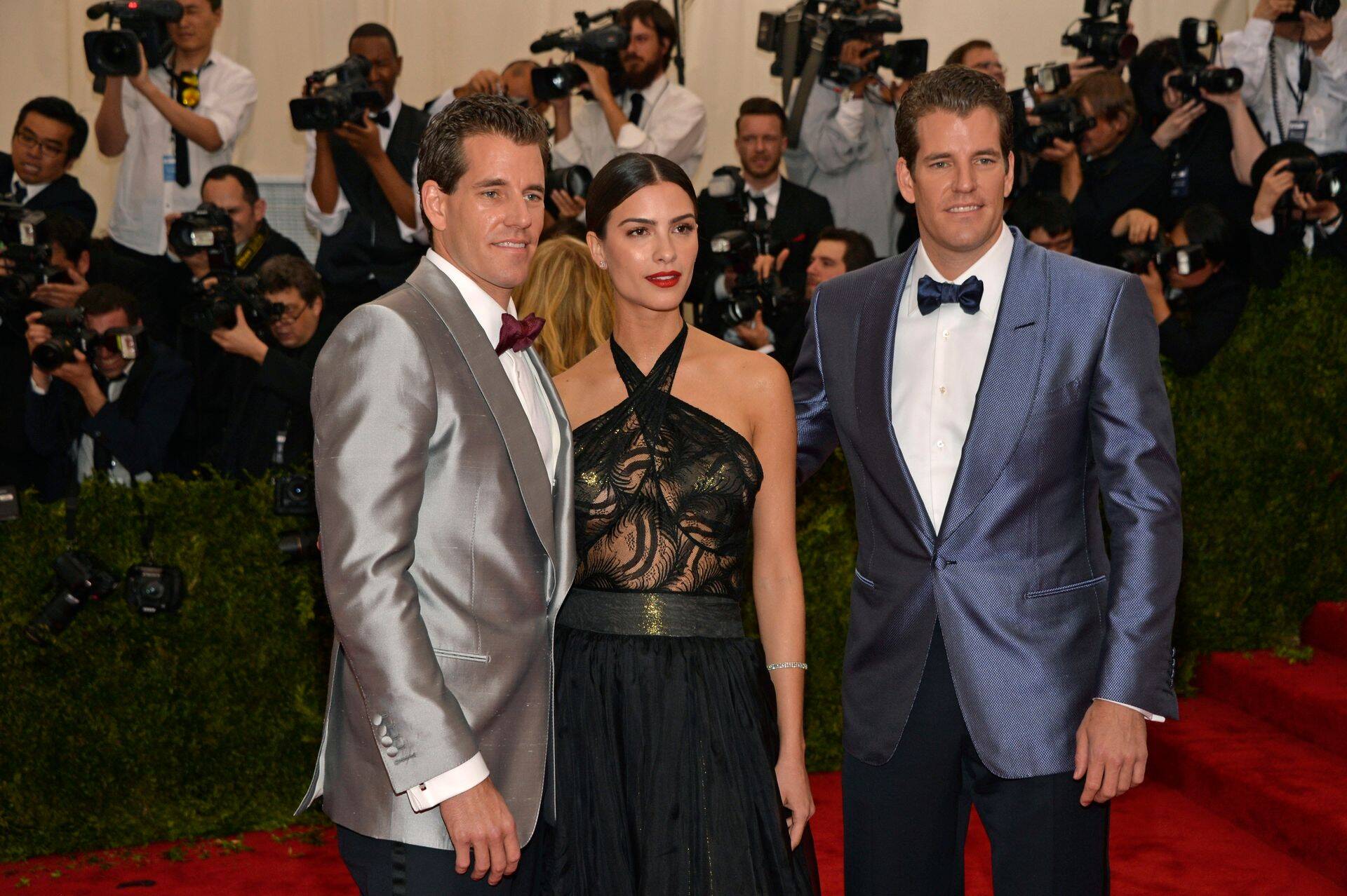 Vasakult: Cameron Winklevoss, Natalia ja Tyler Winklevoss