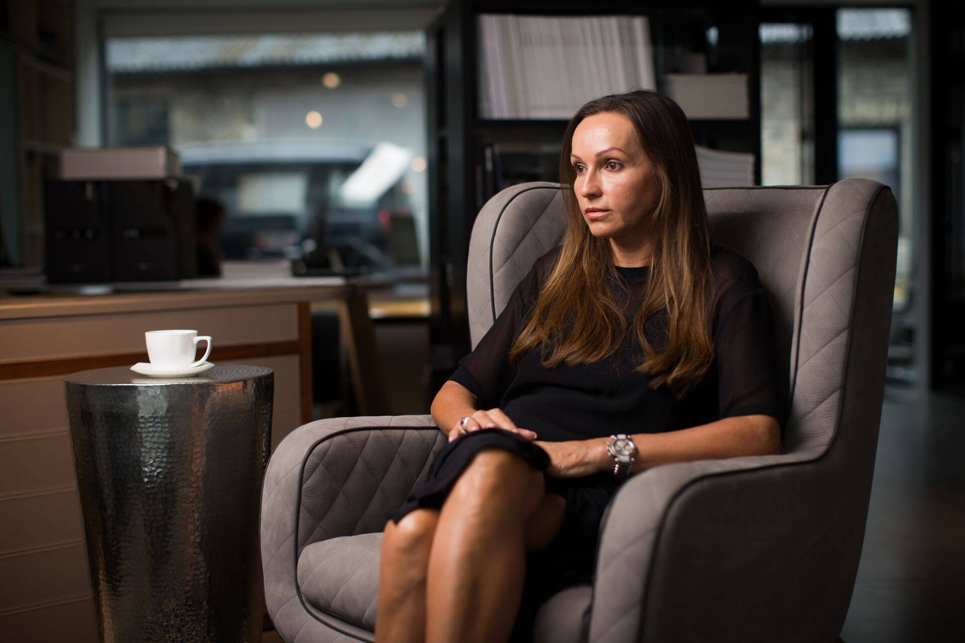 Mööbliäri Inside OÜ omanik ja Äripäeva rikaste edetabelisse kuuluv Jana Tool andis Ärpäeva ajakirjanikule intervjuu, istudes Itaalias disainitud 5865 eurot maksvas tugitoolis.