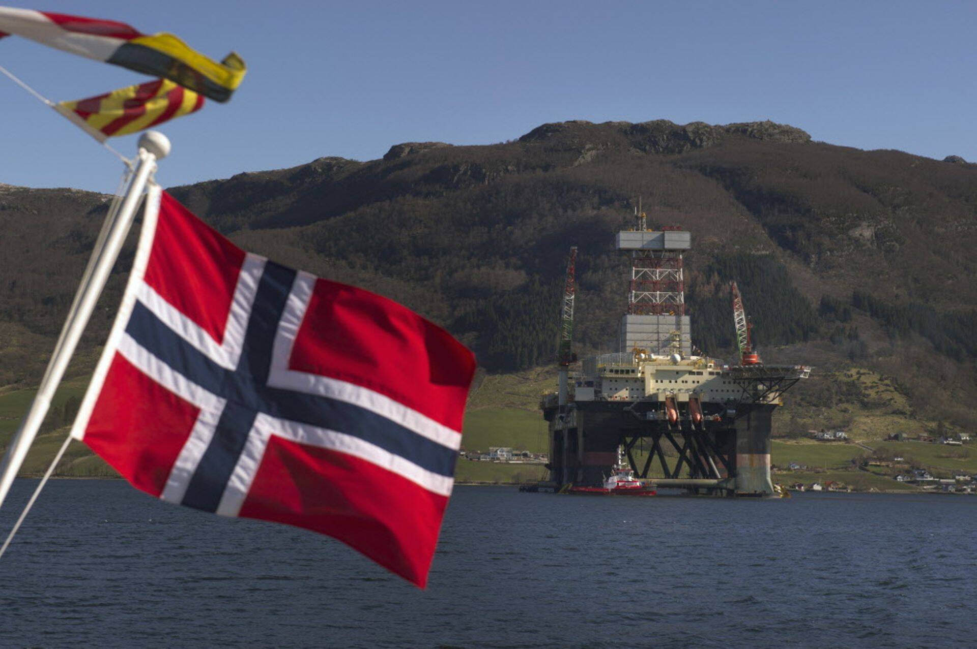 Nafta puurimisalus Norra lipu taustal.
