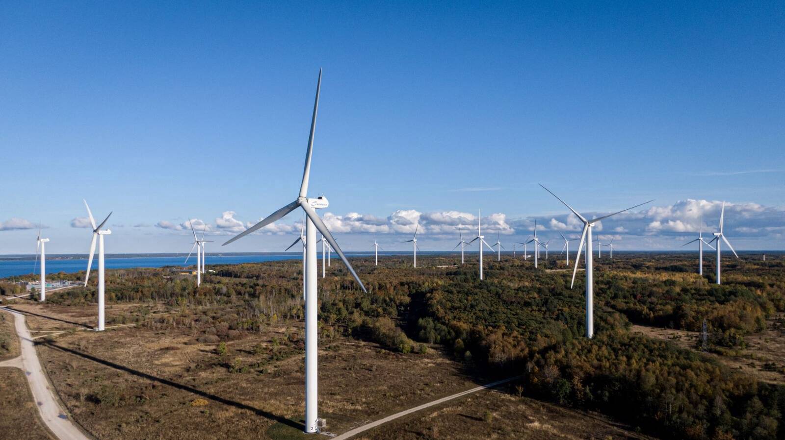 Enefit Green nolīga konsultantu, lai atrastu pircēju Somijas vēja parkam un finansētu Kelmes III vēja parka būvniecību Lietuvā.