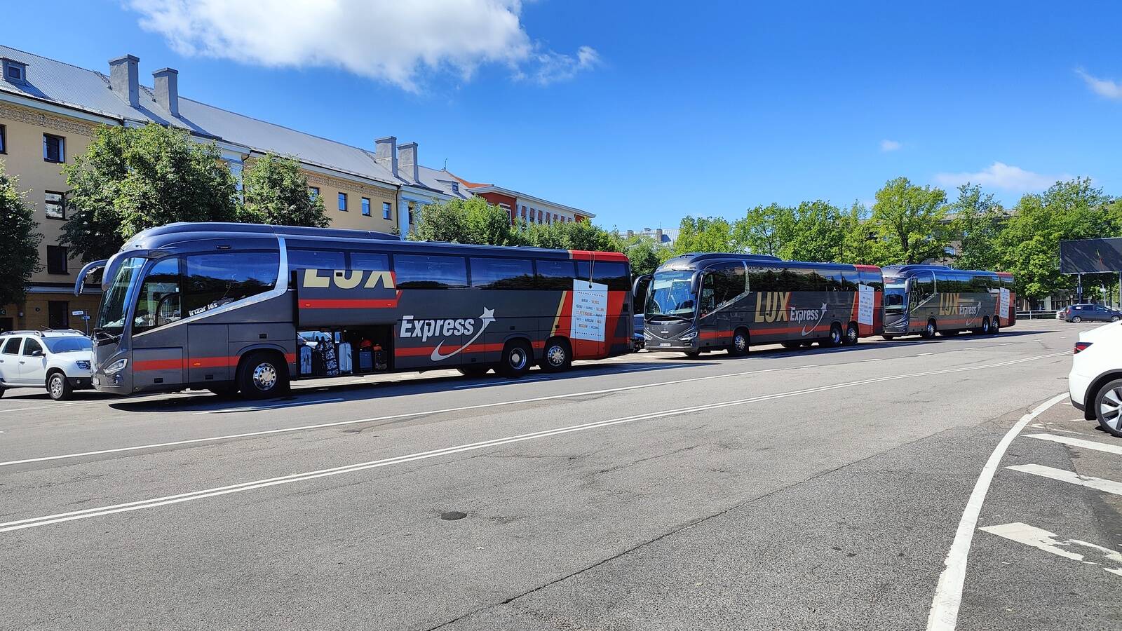 Автобусы перед пограничным пунктом на Петровской площади в Нарве. Большинство пассажиров, прибывающих из Таллинна и Тарту, выходят здесь или еще раньше - у центра Fama, не доезжая до автобусного вокзала.