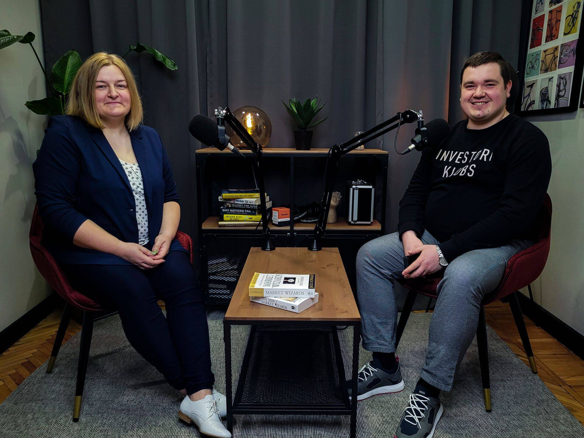 Investoru Kluba izpilddirektors Kaspars Peisenieks un Investoru Kluba redaktore Linda Tunte