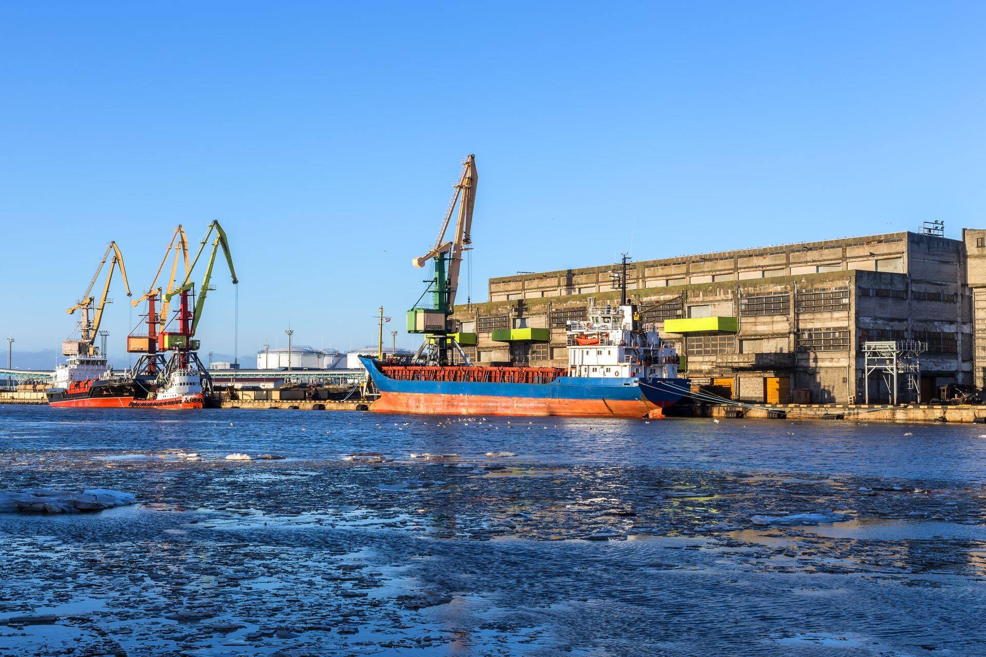 На терминалах Вентспилсского порта было перевалено 2,896 млн тонн нефтепродуктов (-9,4%), 1,985 млн тонн угля по сравнению с 10 700 тоннами годом ранее и 1,221 млн тонн грузов ро-ро (+7,5%).