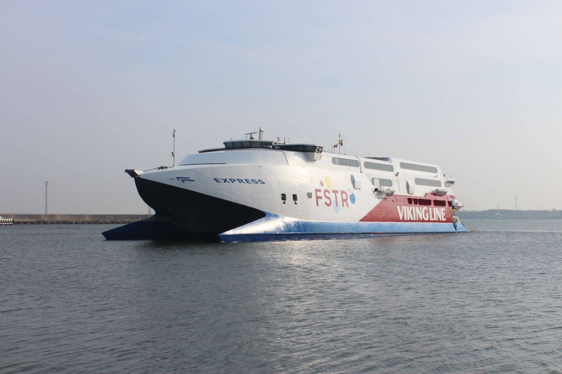 Viking FSTR saabumas esimest korda Tallinna sadamasse.