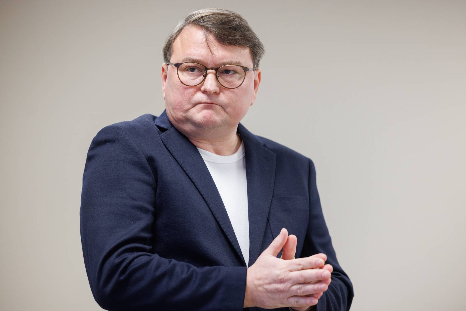 Председатель правления Maag Food Сильвер Каур отметил, что страна уже десять лет борется с последствиями африканской чумы свиней, но при этом ничего не сделано для её предотвращения. Сирье Потисепп добавила, что министр сельского хозяйства, похоже, предпочитает вместо этого снимать ролики для TikTok.