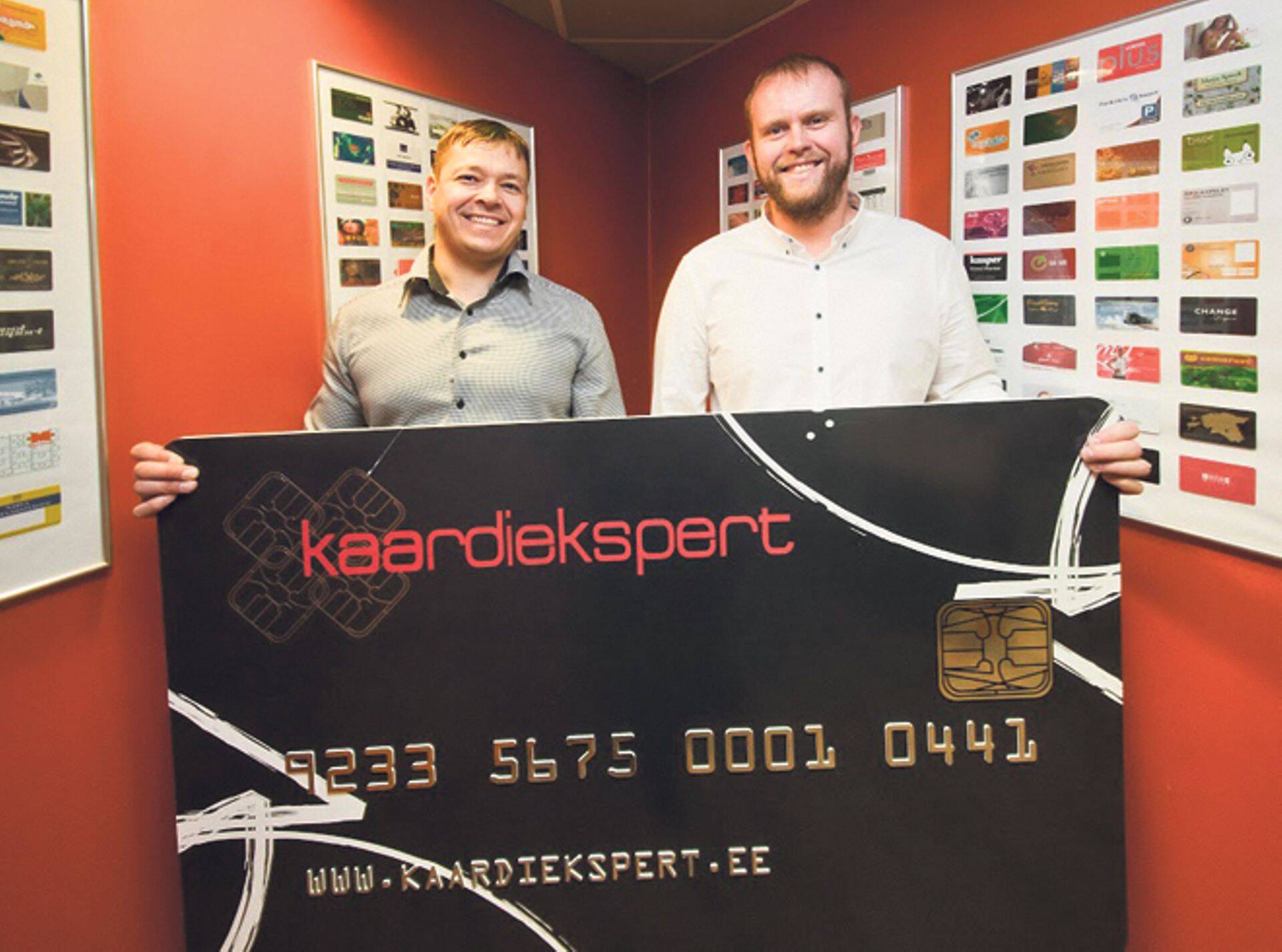Kaardieksperdi asutaja ja juhataja Alar Tammela ning turundusdirektor Priit Kivestu ei muretse, et plastkaardid võiksid muutuda ajalooks, sest eelkõige on need ettevõtete identiteedihoidjad.