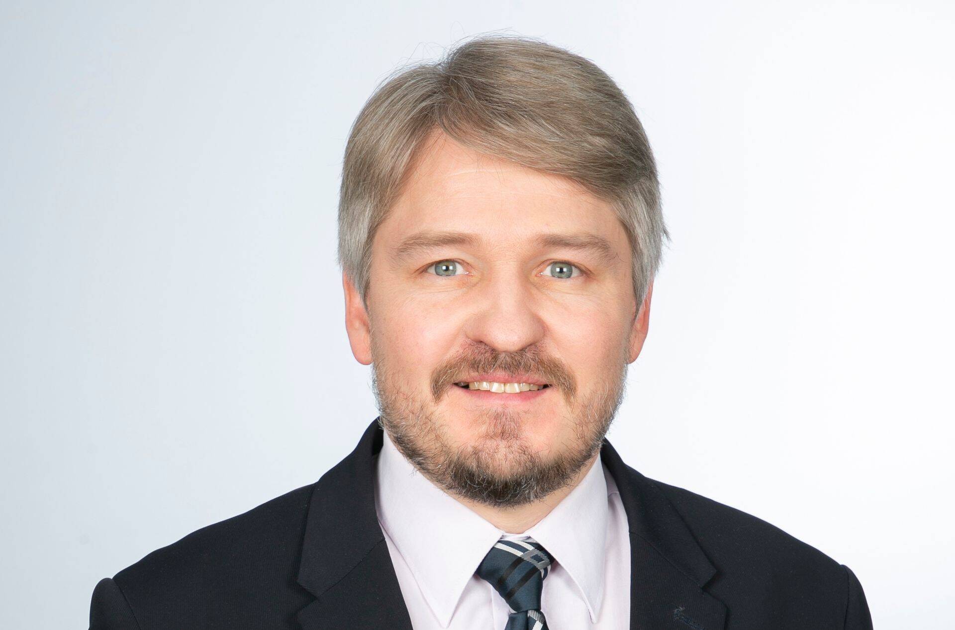 "Eesti riigi rahandus seisab valiku ees: kas katta riigi püsikulutusi laenurahaga, mis teistes riikides on toonud kaasa plahvatusliku kasvu riigi kulutustes, või riigi rahanduse ohjad kätte võtta ning pöörduda tagasi 2000.–2019. aastatel valitsenud riigirahanduse kuldreeglite juurde," kirjutab Andrus Kaarelson.