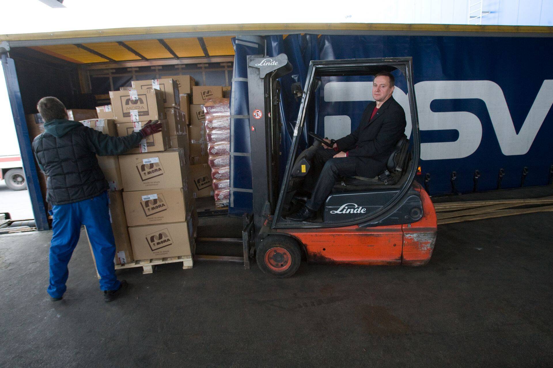 DSV Transpordi juhatuse esimees Jaan Lepp (tõstuki roolis) lubab, et tema ettevõte võtab nüüd rahvusvaheliste vedude korraldamisel kauba kahjude eest vastutuse kuni 5000 euro ulatuses.