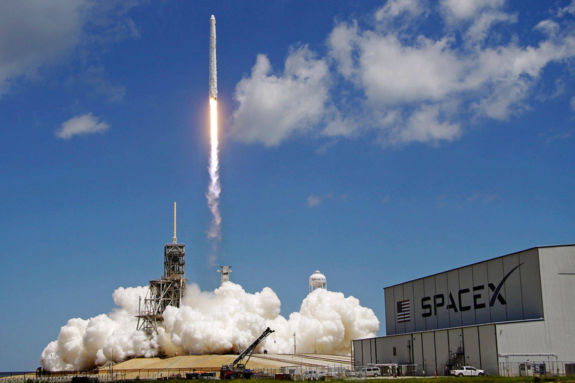 SpaceX планирует запустить более 11 000 спутников