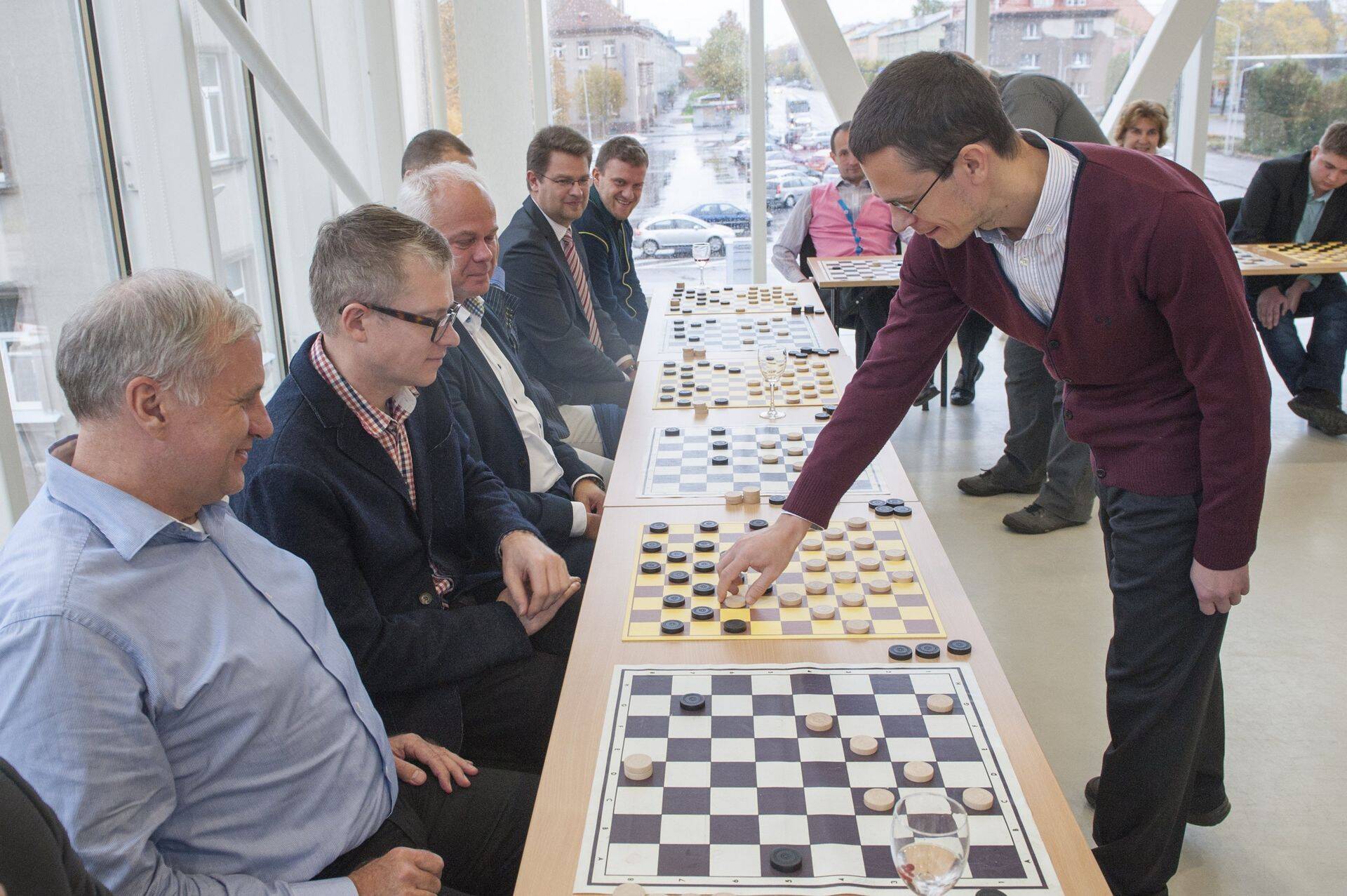 Kabehobi on lubanud Janek Mäggil (vasakult teine) mängida ka maailmameister Aleksander Georgievi vastu. Fotol oktoobris Pärnus simultaanil.