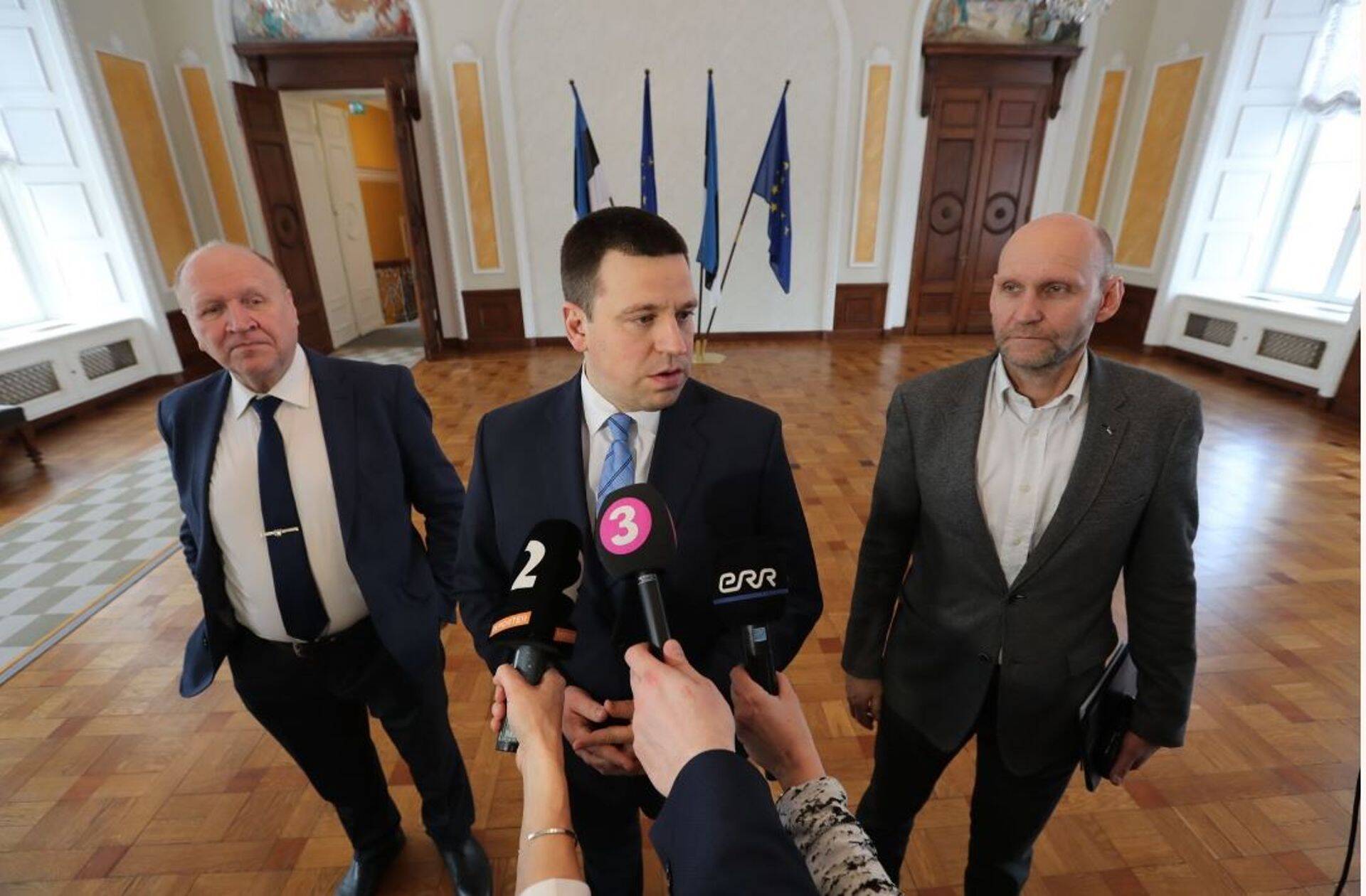 EKRE esimees Mart Helme (vasakul), Keskerakonna juht Jüri Ratas ja Isamaa esimees Helir-Valdor Seeder