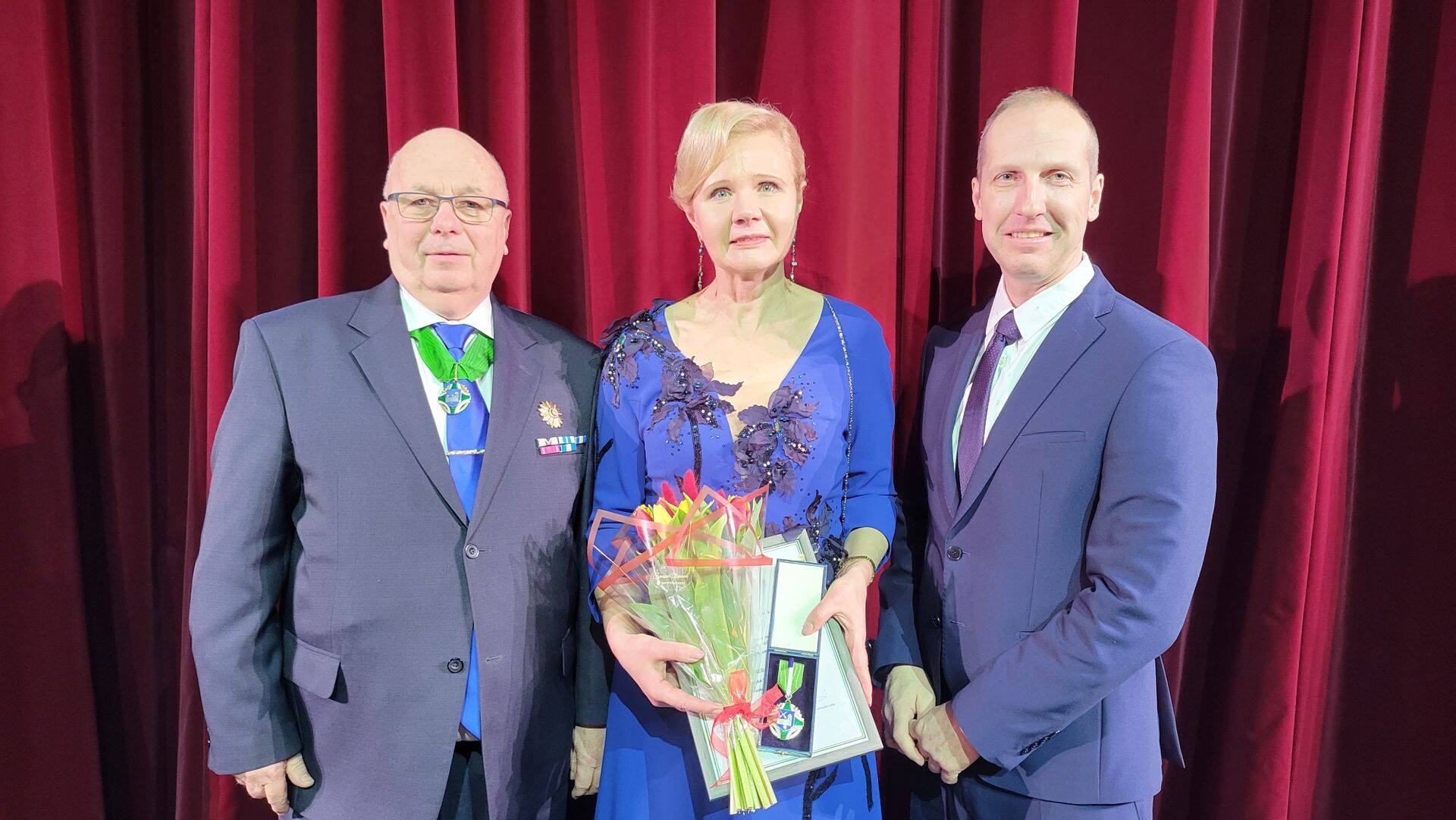Lennuki tehniliste probleemide tõttu ei õnnestunud Alfred Heinzenil ise tulla vapimärki vastu võtma. Selle võtsid VIROLi juhatuse esimehelt Einar Vallbaumilt (vasakul) vastu Estonian Celli juhatuse liikmed Siiri Lahe ja Rain Pärn.