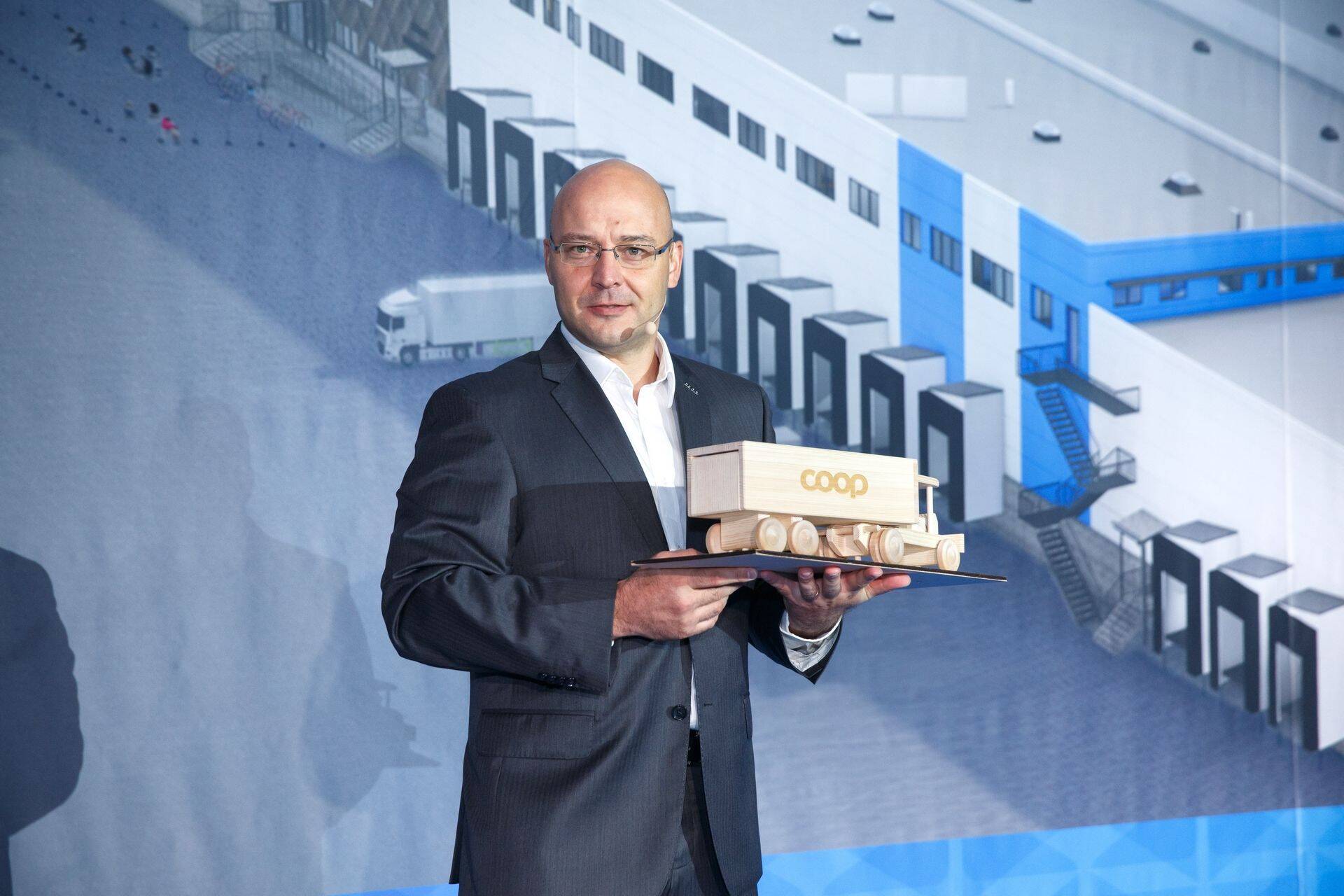 Eesti jaeturu liidri Coop Eesti eelmise aasta suurim investeering oli logistikakeskuse rajamisse. Ettevõtte juhatuse esimees Jaanus Vihand avamisel