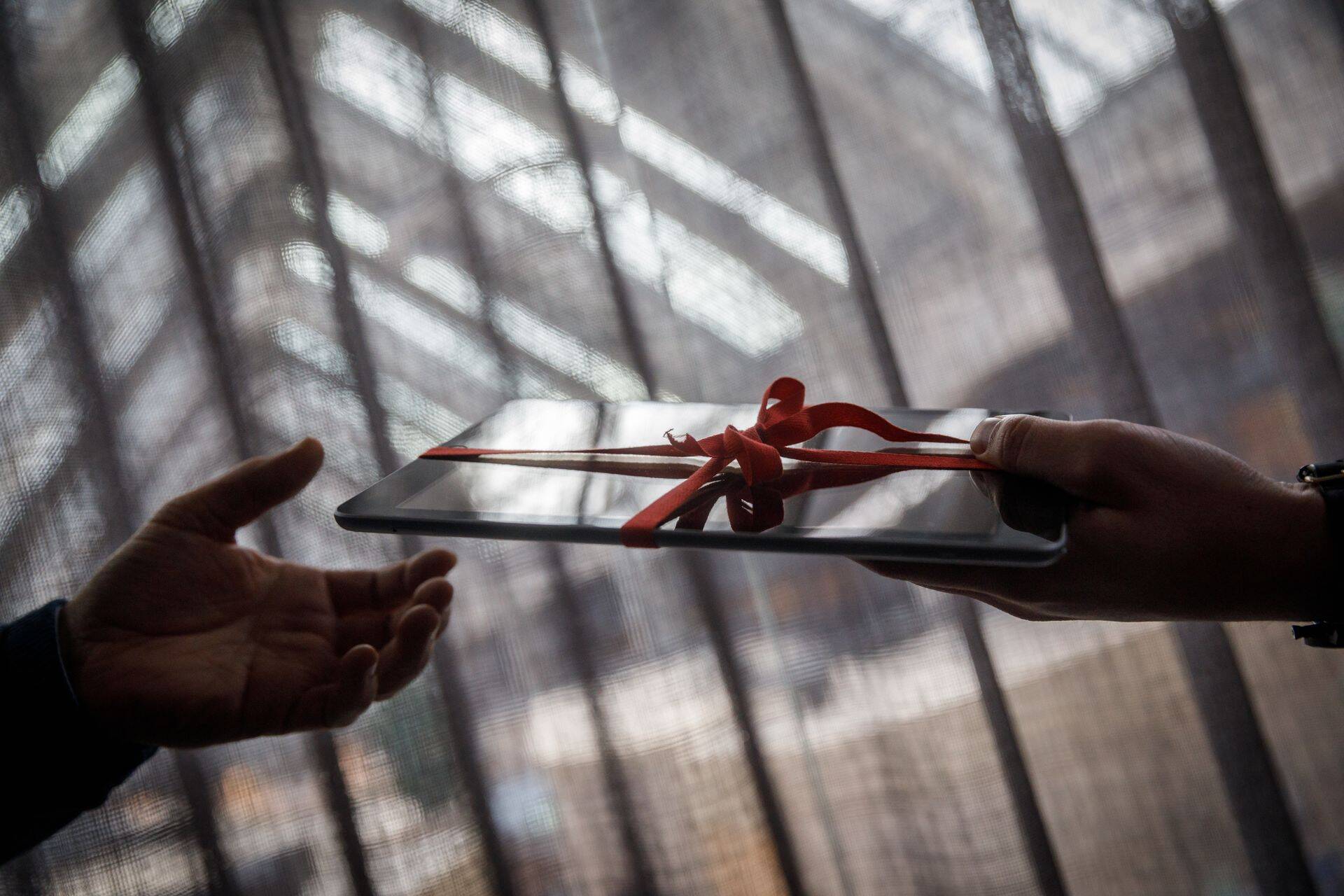 Danske majas liiguvad vilepuhuja Howard Wilkinsoni kohta erinevad jutud, näiteks selle kohta, kuidas ta sai väidetavalt Putiniga seotud firmalt kingituseks hinnalise iPadi. Wilkinsoni esindaja kinnitab kingituse saamist, kuid ütleb, et kingitus müüdi maha ja raha jõudis lastehaigla fondile.