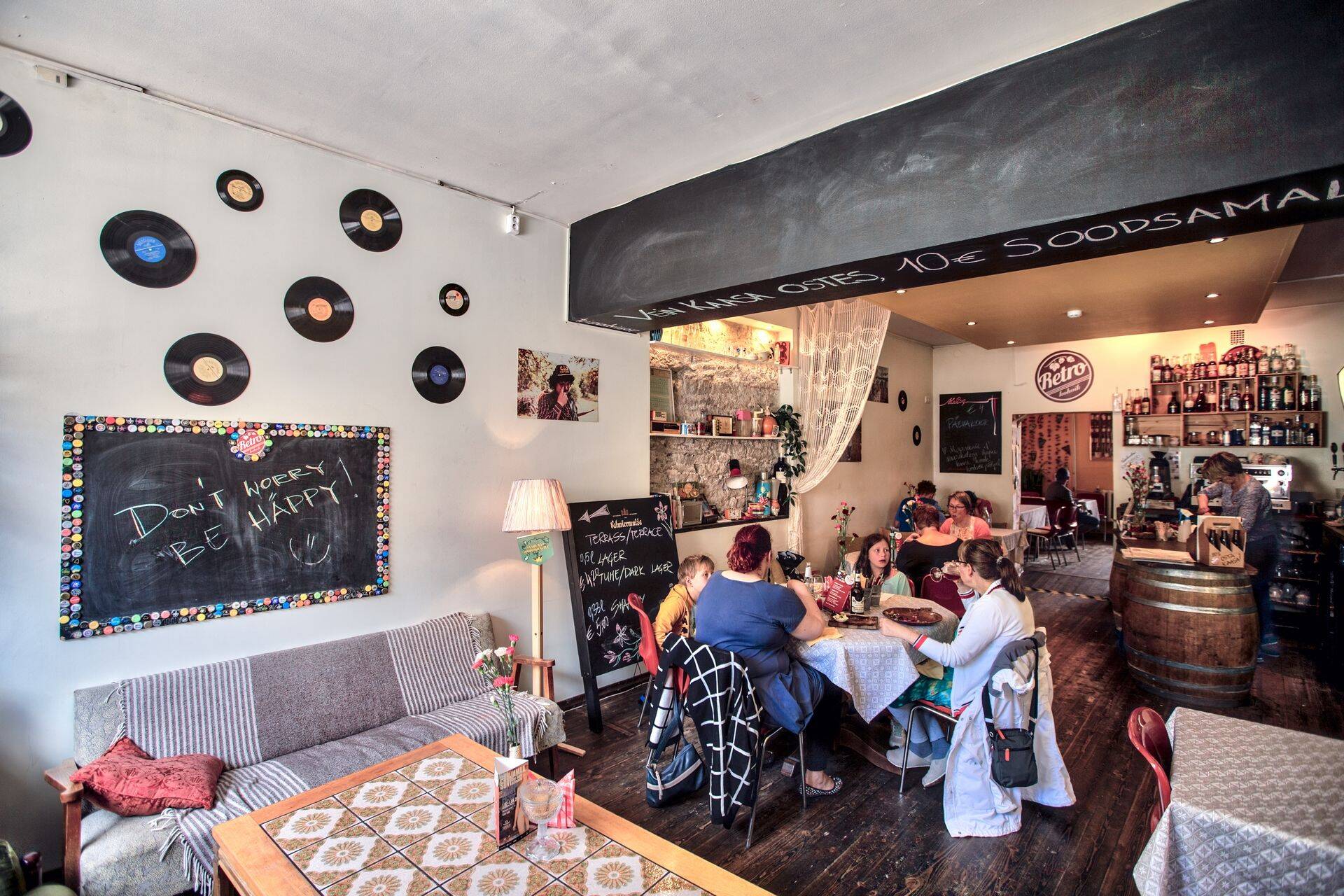 Kuigi Retro oli rahvast täis, oli ettekandjal on aega ja tahtmist mitte ainult tervitada, vaid ka juttu rääkida.