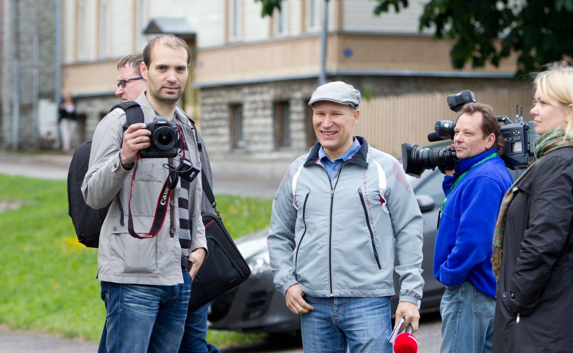 Äripäeva ajakirjanik Koit Brinkmann (keskel) tööpostil.