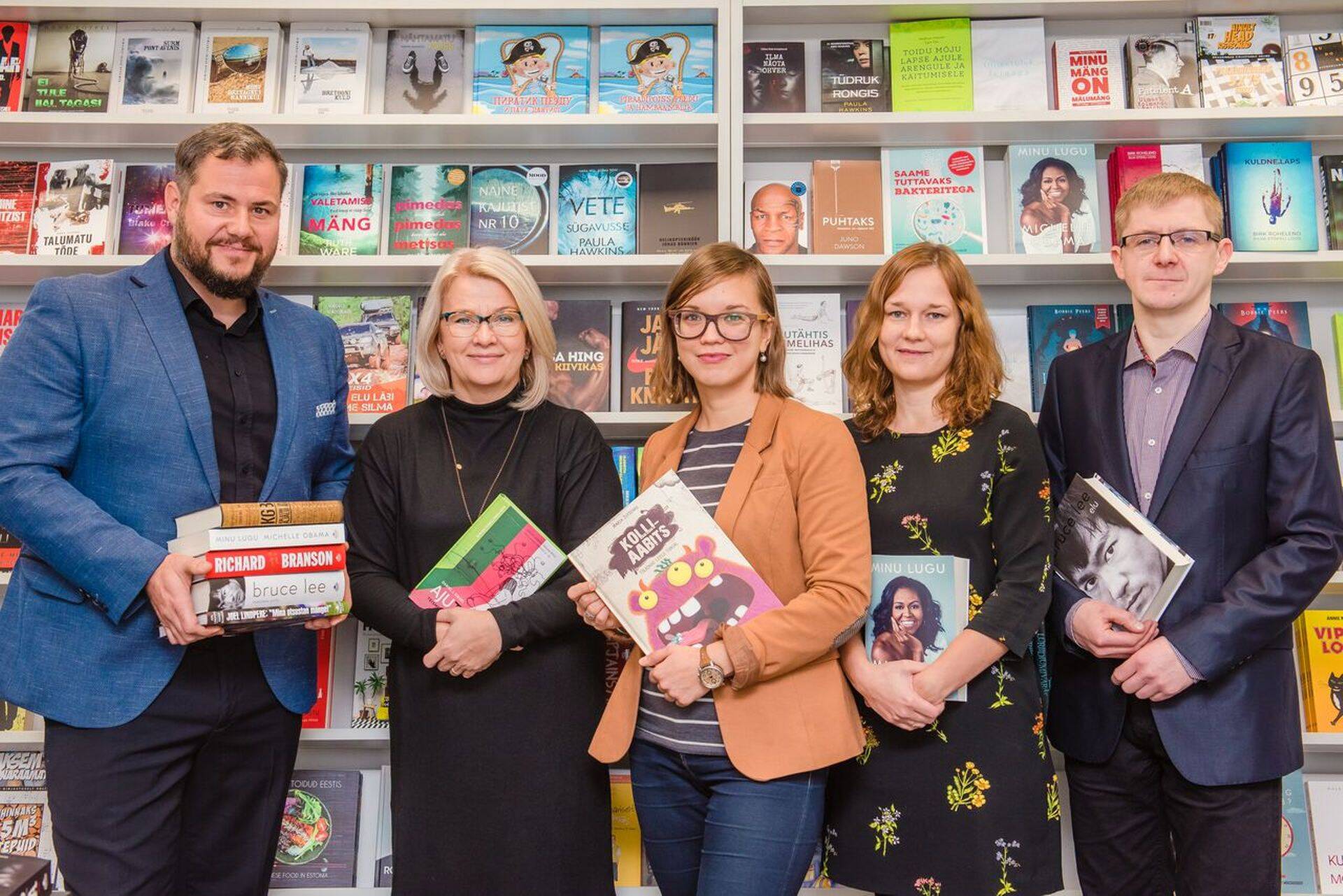 Helios kirjastuse juht Janno Joosep (vasakul) peab edu pandiks ise taustaga inimestest koosnevat kollektiivi, kellest igaüks käib tööl tundega, et kirjastus kuulub talle.