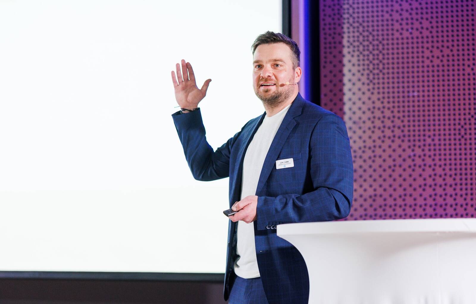 Verston Grupi kaastegevjuht Jüri Tamm esinemas Taristuehituse konverentsil.