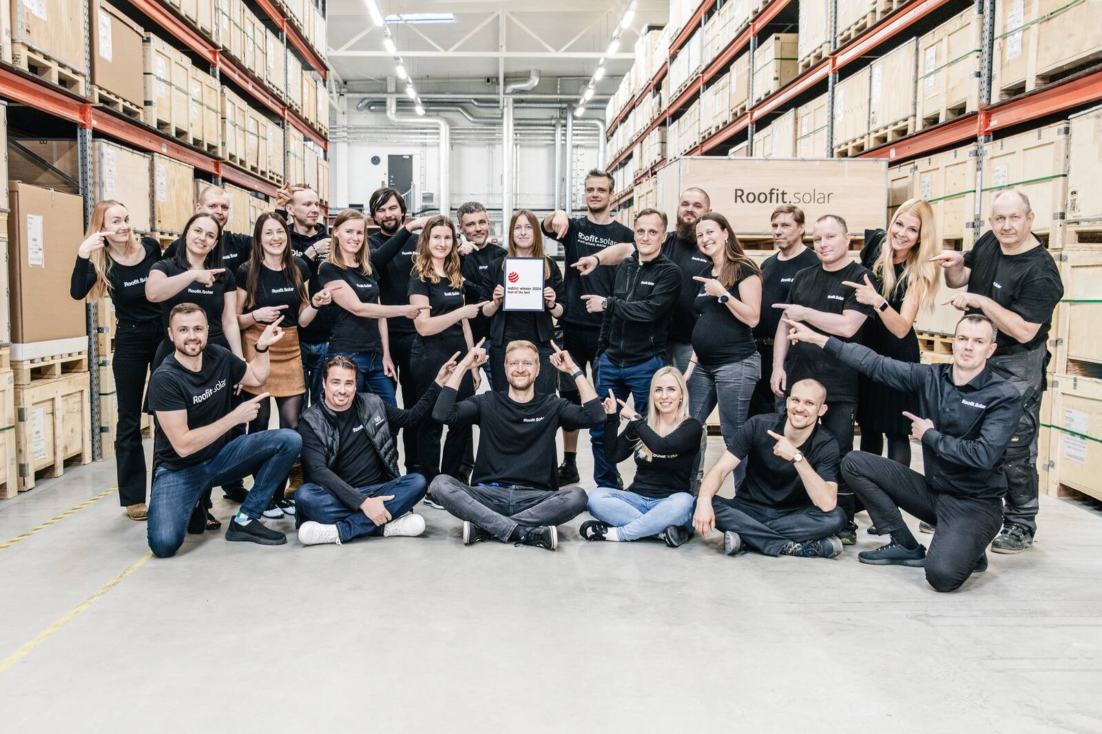 Roofit.Solari töötajad disainikonkursi diplomiga.