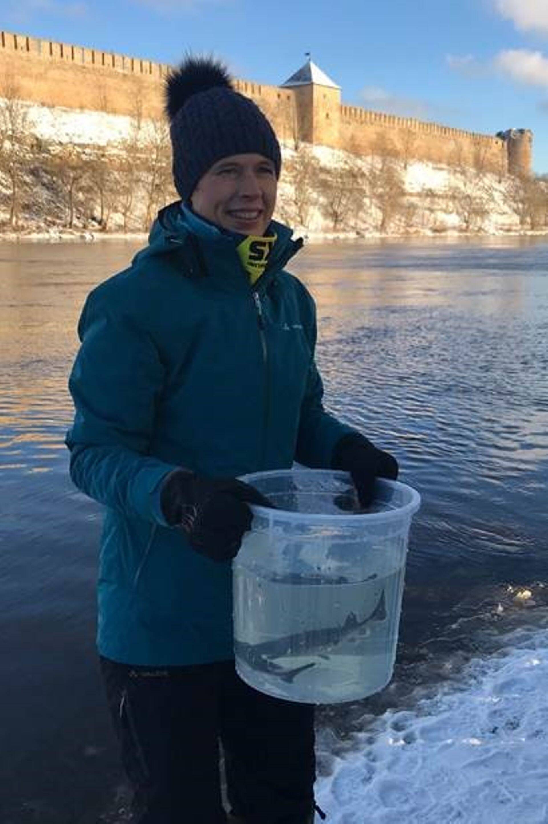Esimesed kalad lasi jõkke president Kersti Kaljulaid.