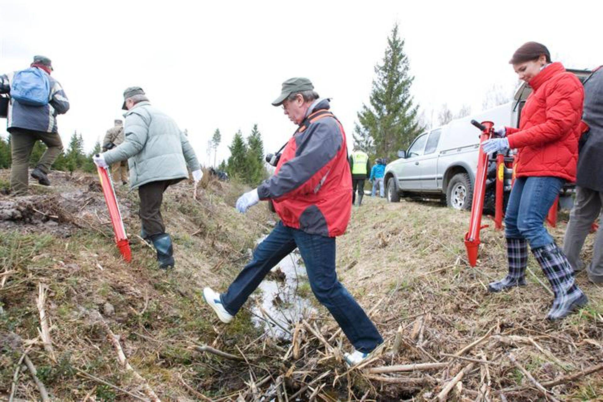 4. mai. Värske keskkonnaminister Keit Pentus oma tuliuute kummikutega (vaata järgmist fotot) puid istutamas. Kuidas muidu süstida avalikkusele endast kuvandit, kui labidas-käes-sündinud keskkonnafanaatikust.