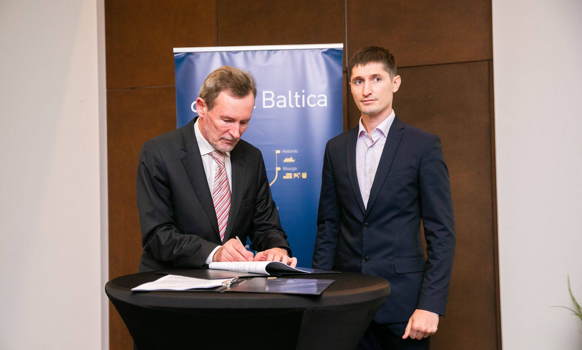 Projekteerimislepingu allkirjastasid Rail Baltic Estonia juhatuse esimees Tõnu Grünberg ja SWECO Projekt AS-i tegevjuht Keijo Vaher.