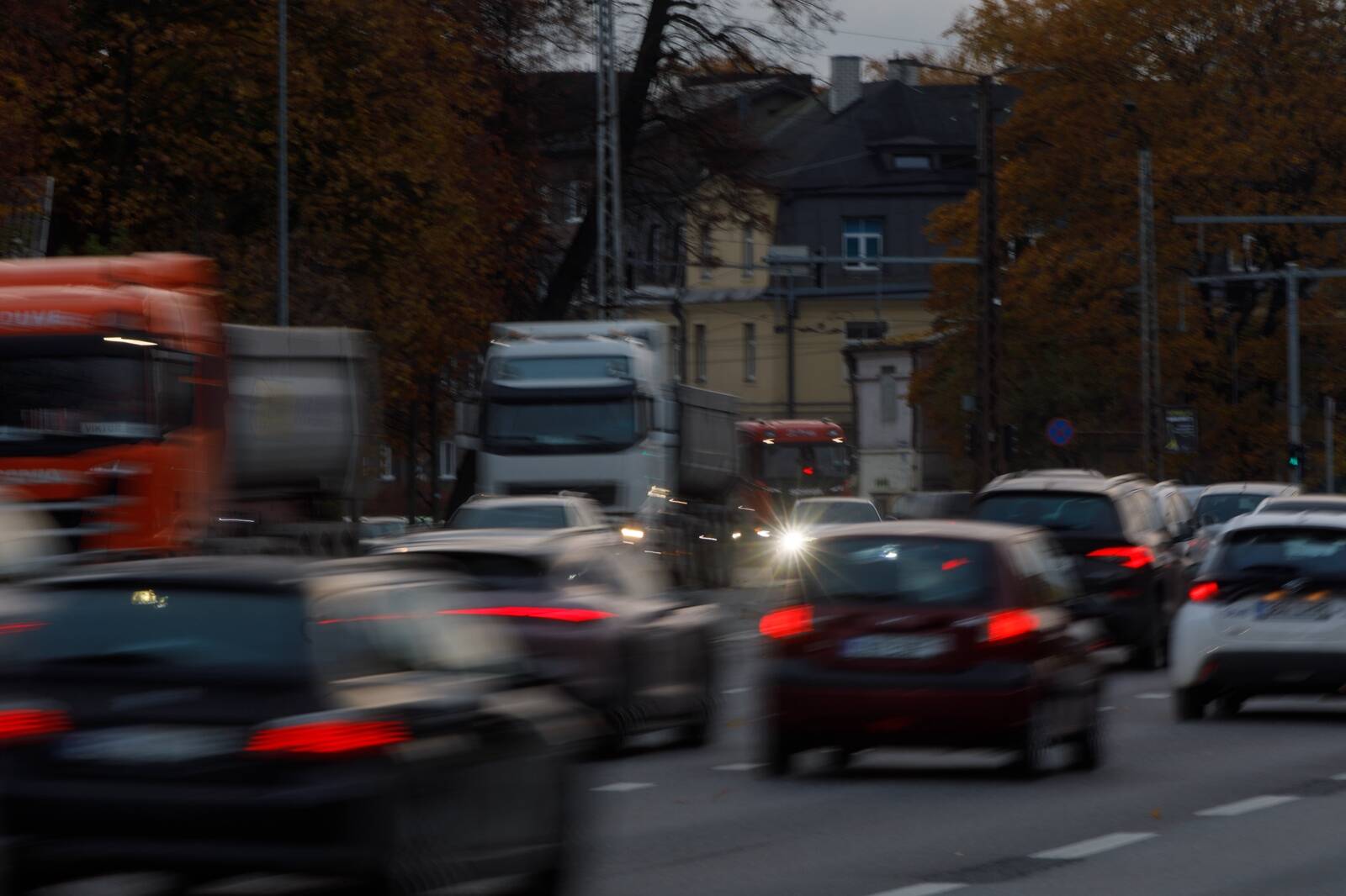 “Automaks ei tohiks olla maks sõiduki olemasolu eest, vaid maks selle kasutamise eest,” kirjutab Herly Saar. Pildil Tallinna liiklus.