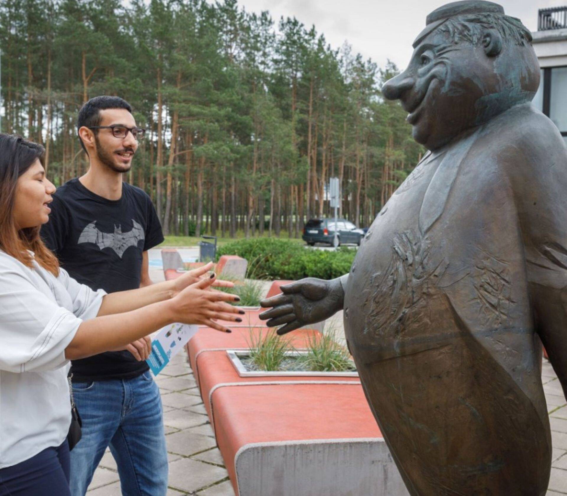 Tallinna Tehnikaülikooli tudengid ja ülikooli sümboliks kasvanud Juuliuse kuju.