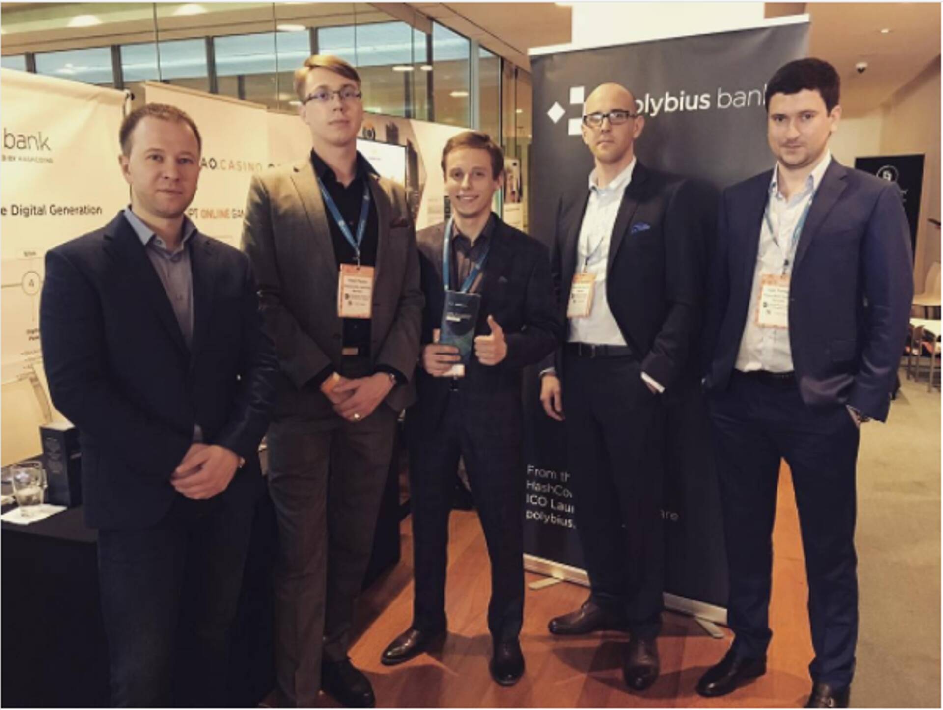 HashCoinsi ja Polybiuse meeskond Prahas blockchain´i konverentsil. Polybiuse asutajatest on pildil Sergei Potapenko vasakul ja Ivan Turõgin paremal ääres.