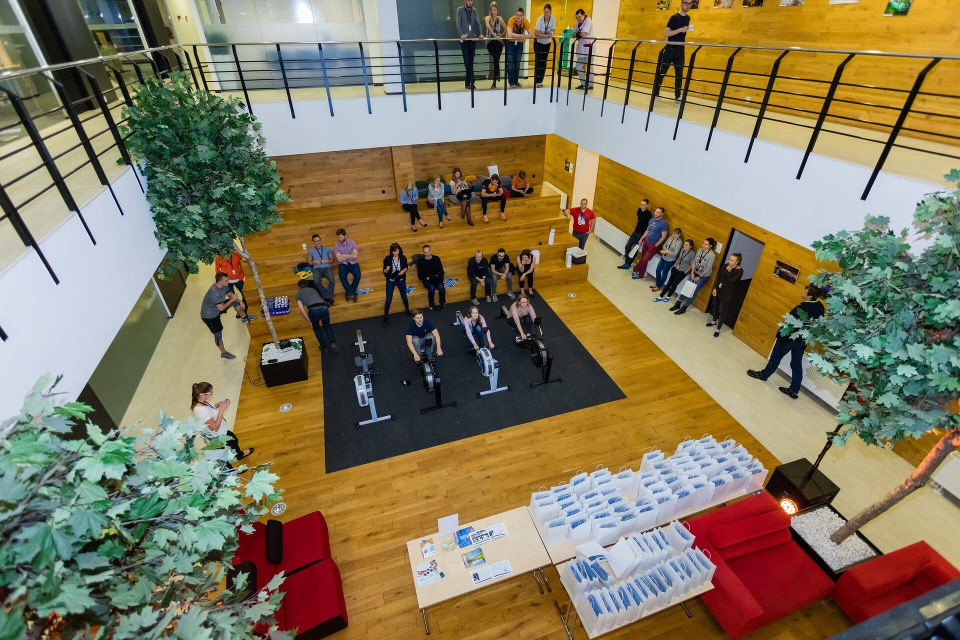 Playtechi Tartu kontori töötajad ühendasid ergomeetril sõudmise heategevusega - iga sõutud meetri eest annetas ettevõte teatud summa.