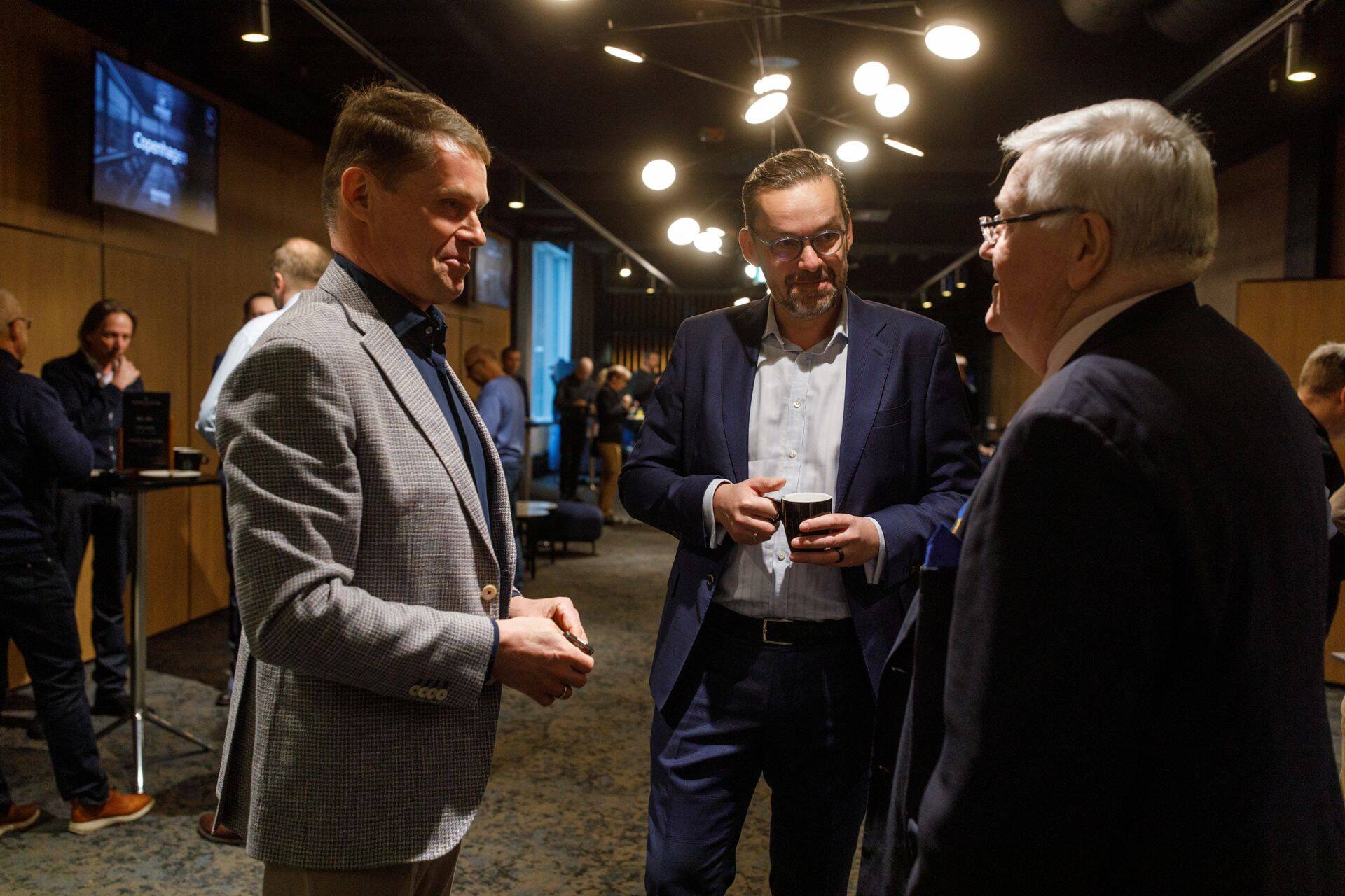 EfTEN Real Estate Fund III ASi 2022.aasta aktsionäride korraline üldkoosolek Radisson Collection hotellis. Pildil keskel EfTEN Capitali tegevjuht Viljar Arakas.
