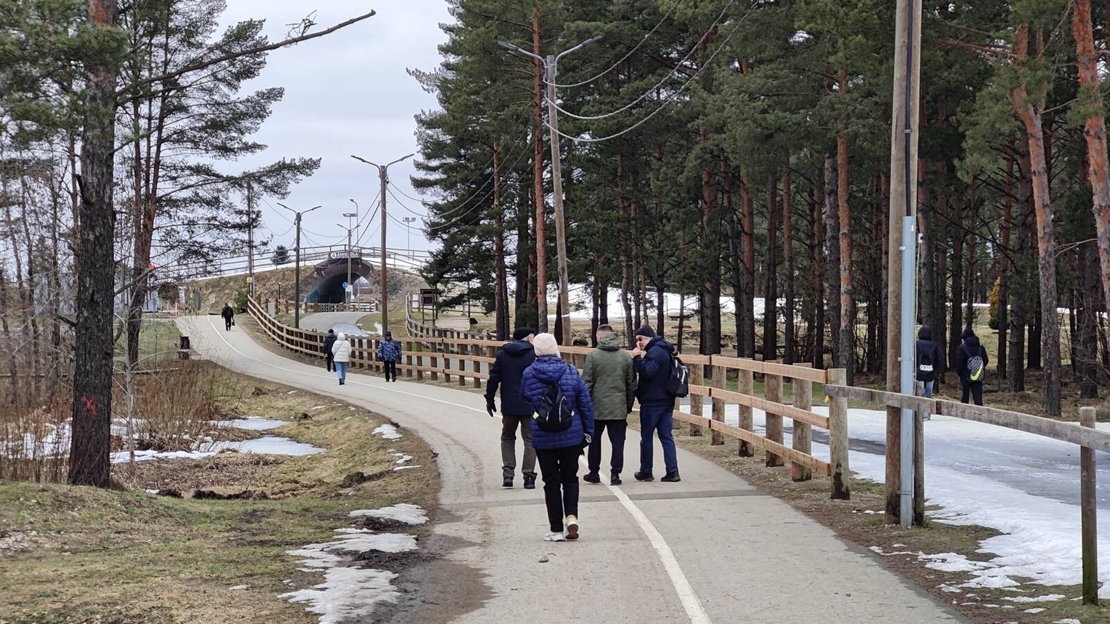 Спортивный центр Äkkeküla расположен на северной окраине Нарвы в сосновом лесу.