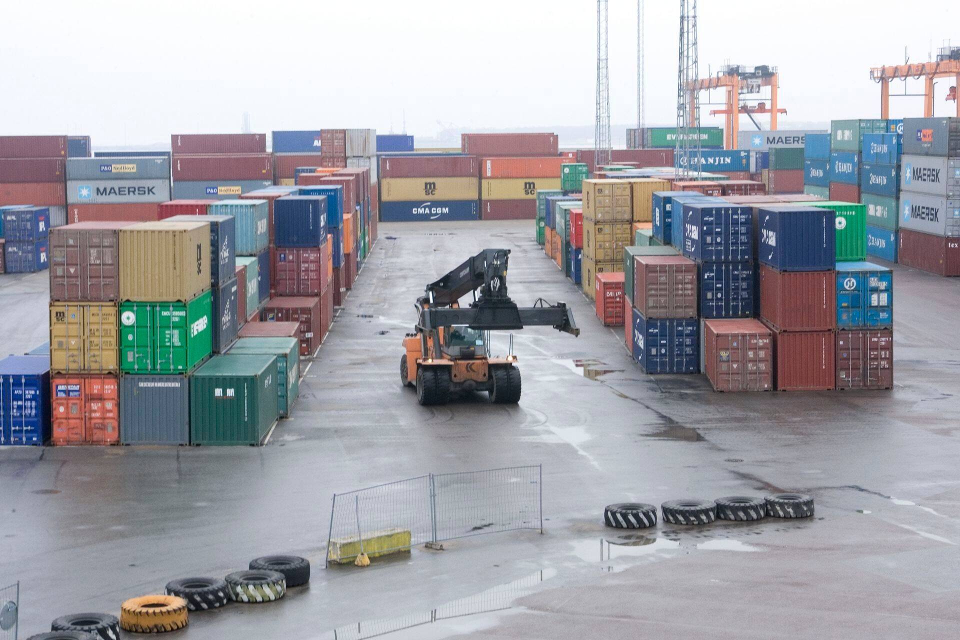 Konteinerite standardiseerimine võimaldas neid sadamates hakata tõstma masinatega.