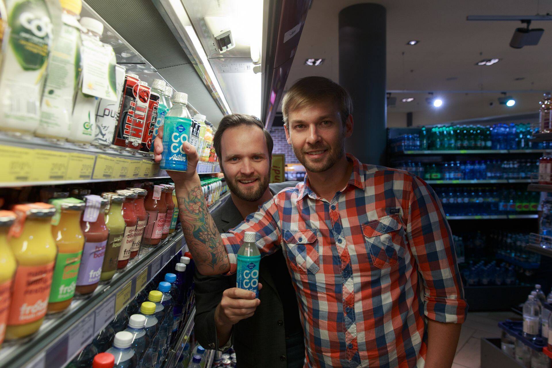 Fred Kaasik ja Markus Trei Cocoactive OÜst käisid enne kookosvee turuletoomist poodides riiuleid vaatamas - selle järgi selgus, mis toon on sealt puudu ehk mis värvi teha oma pakend.