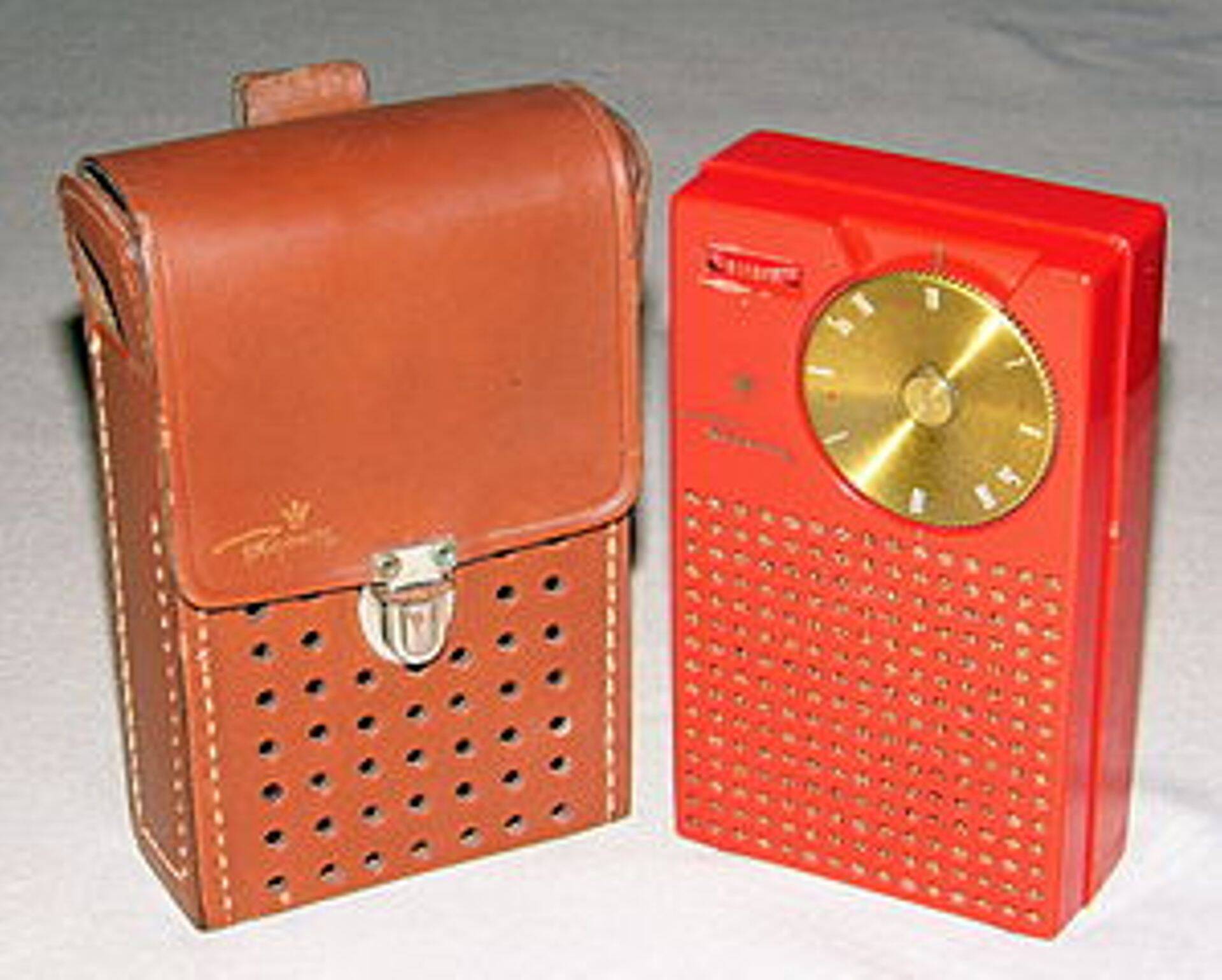 Ameerika Ühendriikides valmistatud Regency TR-14 transistorraadio koos nahast vutlariga.