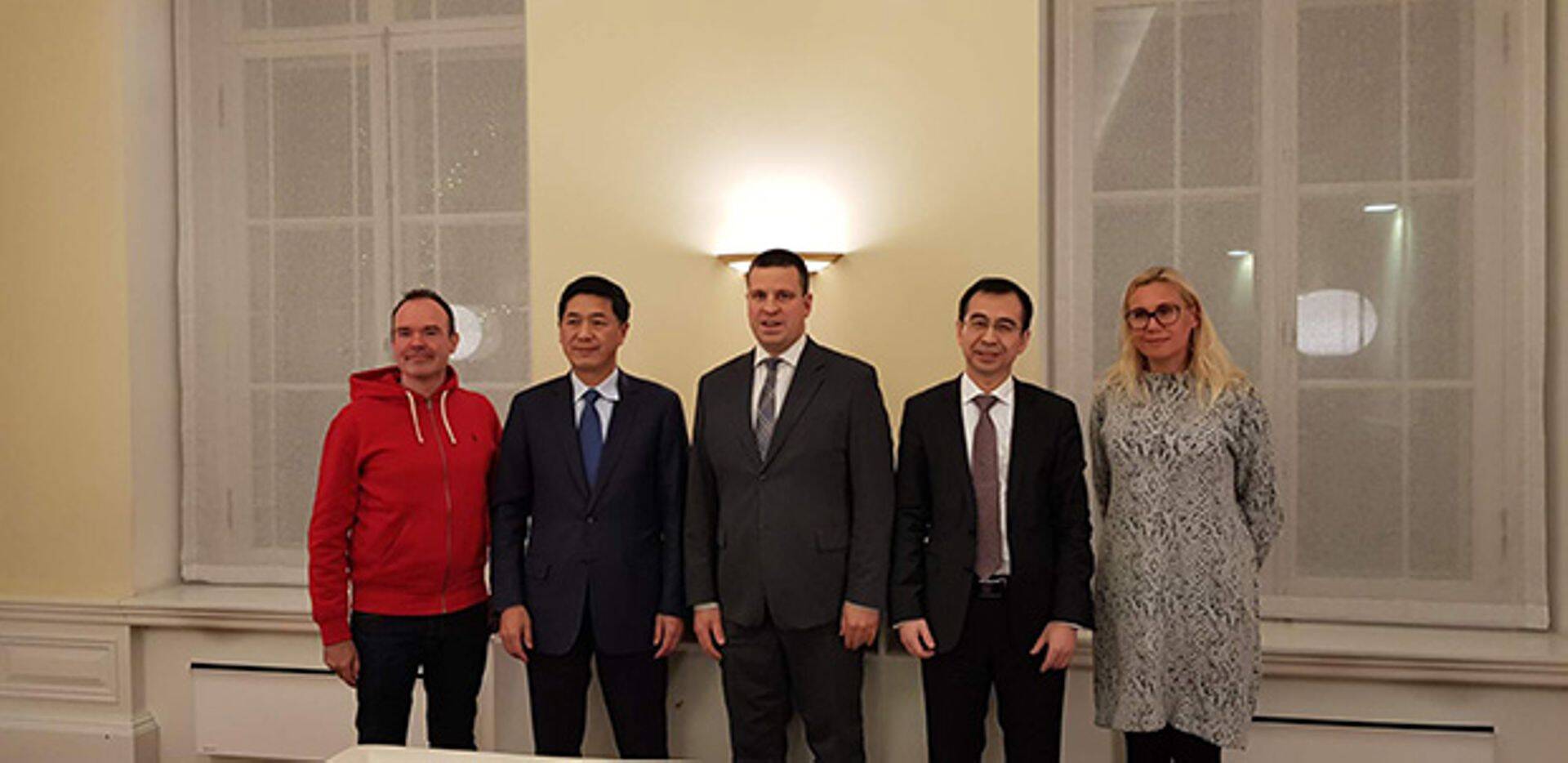 Touchstone'i juhatuse esimees Kenny Song (paremalt teine) oma partneritega China Railway International Group Holdingsist kohtusid 7. jaanuaril Eesti peaministriga (keskel), et arutada investeerimisvõimalusi.