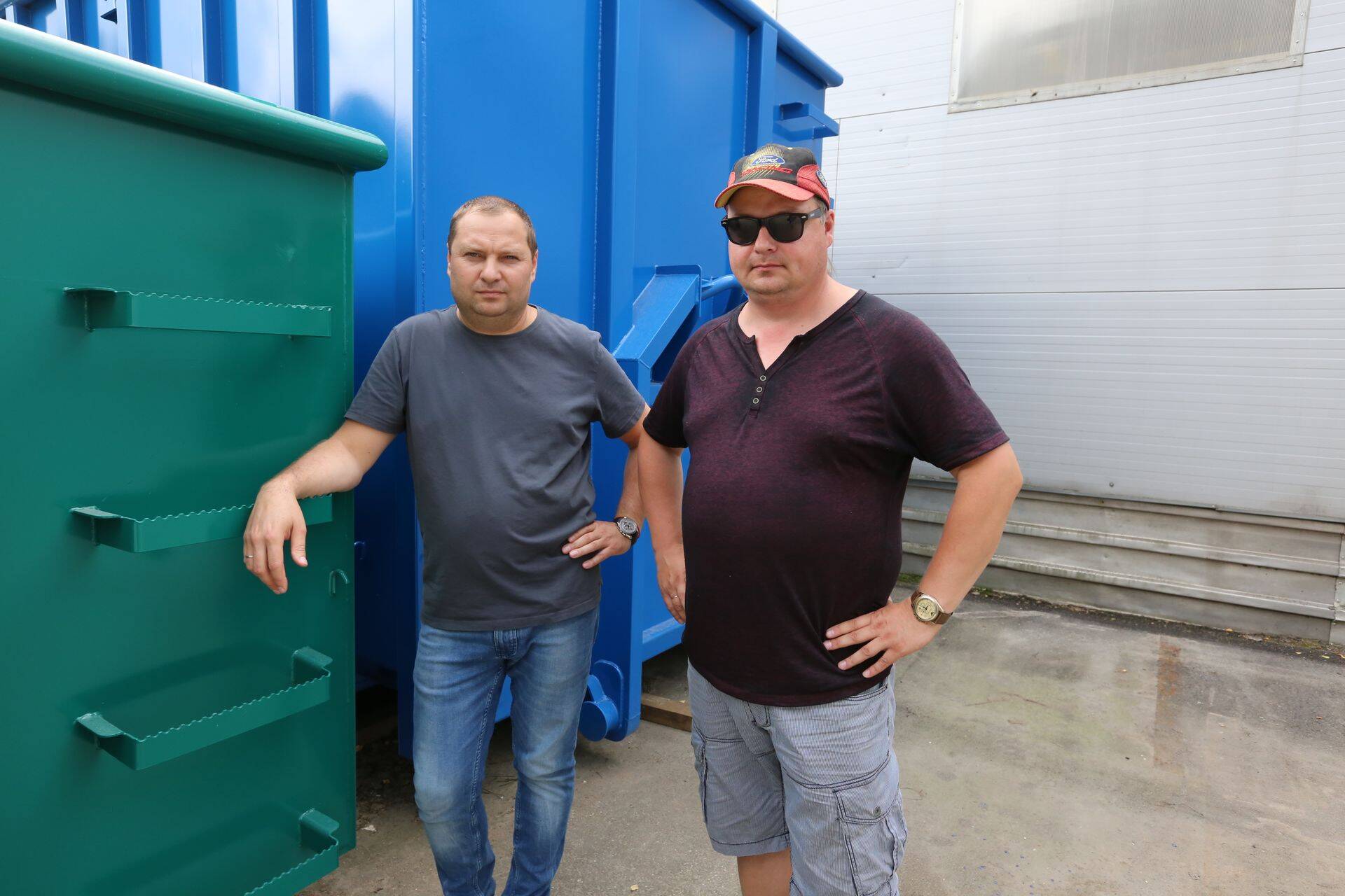 Prügikonteinerite tootja OÜ Birger tegevjuht Aleksei Männiste (vasakul) ning logistika- ja ostujuht Kuido Kuusk.