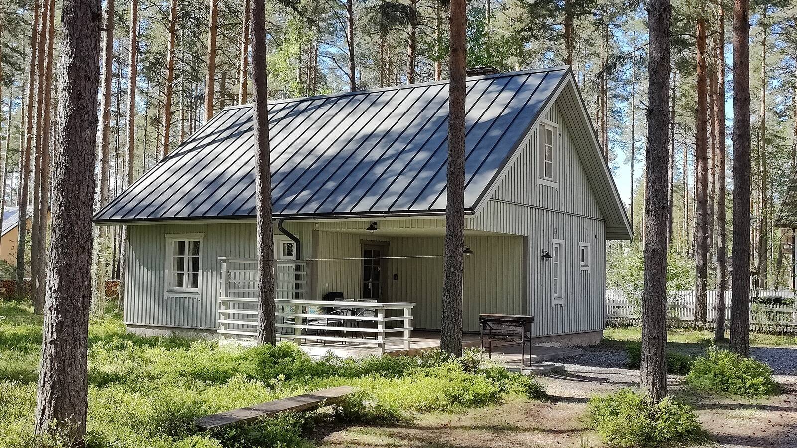 Хозяин 16 лет назад своими руками начал строить на озере дома, которые теперь сдает в аренду.